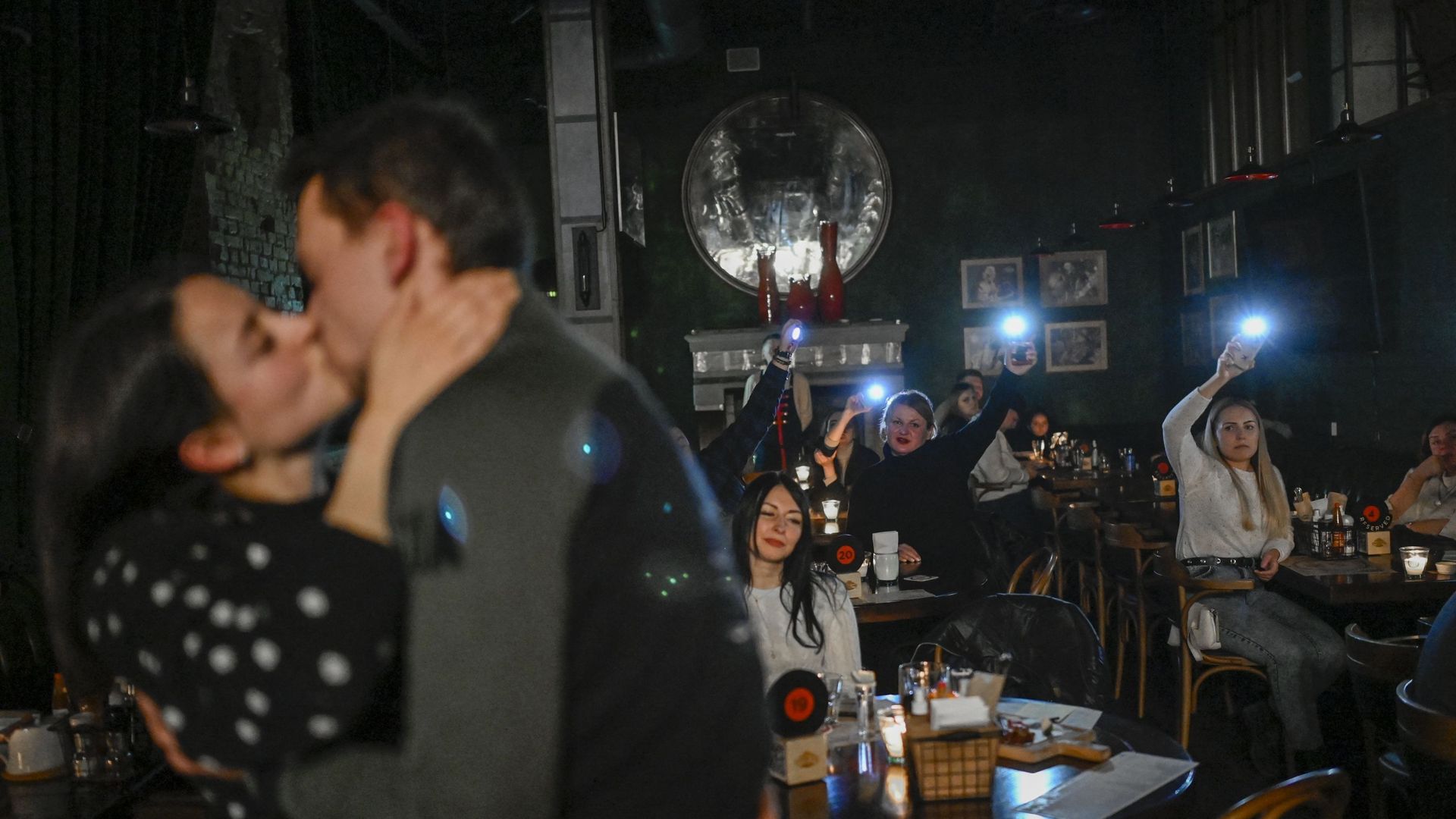 Un couple s’embrasse dans un bar de Kiev, plongé dans le noir, le 24 novembre