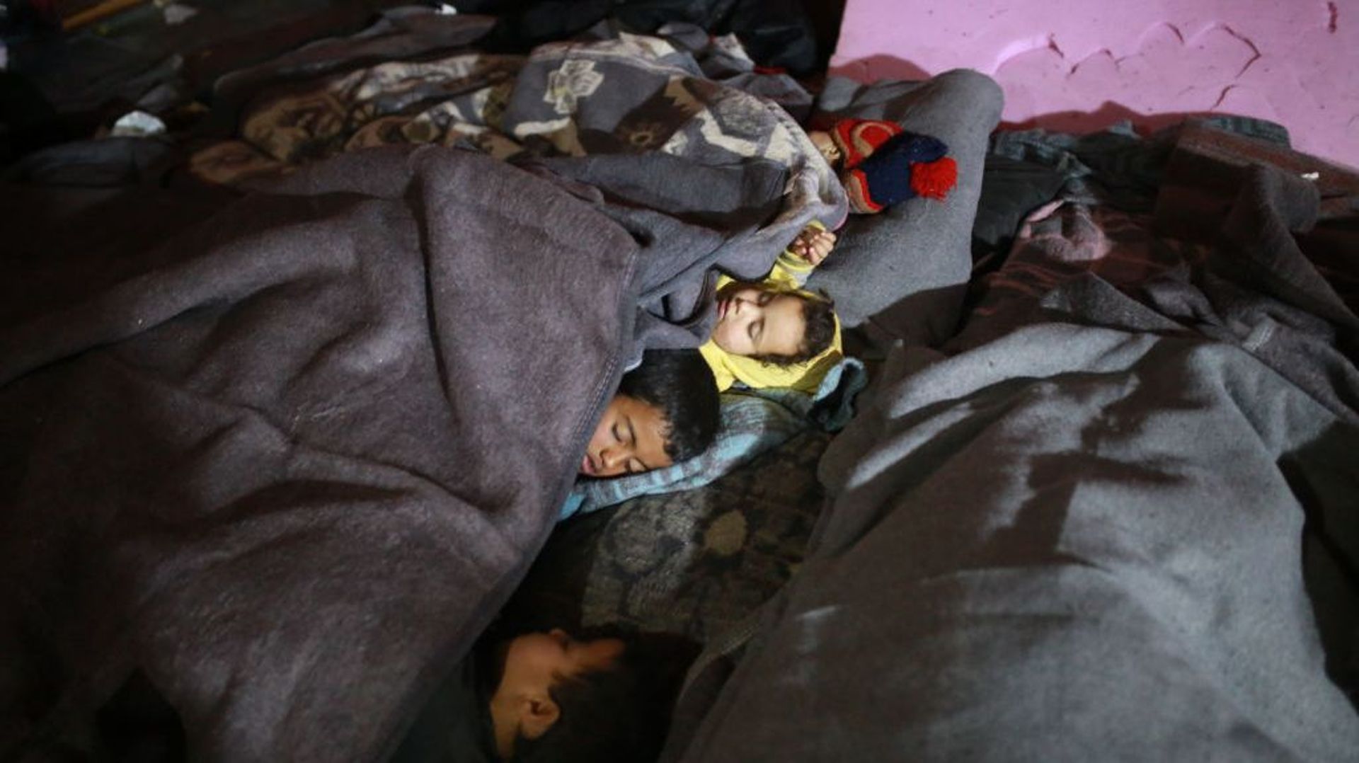 Des enfants dorment alors que des survivants du tremblement de terre vivent sous une tente après que le parc d'attractions se soit transformé en abri pour les victimes du tremblement de terre à Idlib, en Syrie, le 13 février 2023.