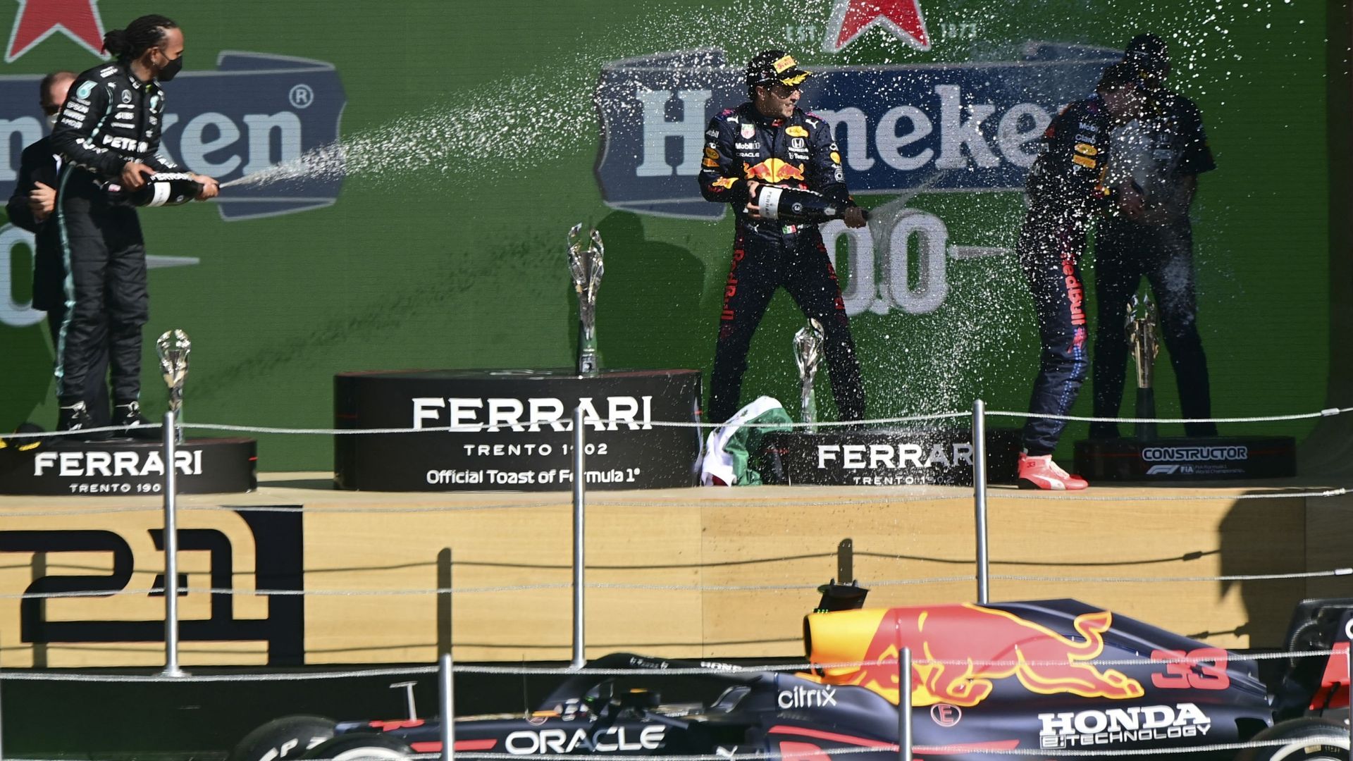 Lewis Hamilton, Max Verstappen et Sergio Pérez sur le podium du Grand Prix du Mexique