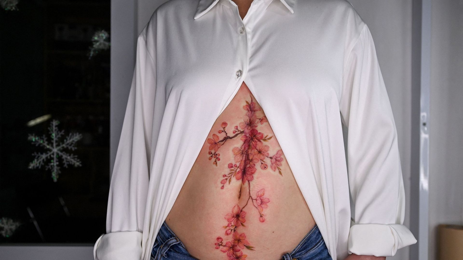 Au Vietnam, des femmes pansent leurs plaies par le tatouage