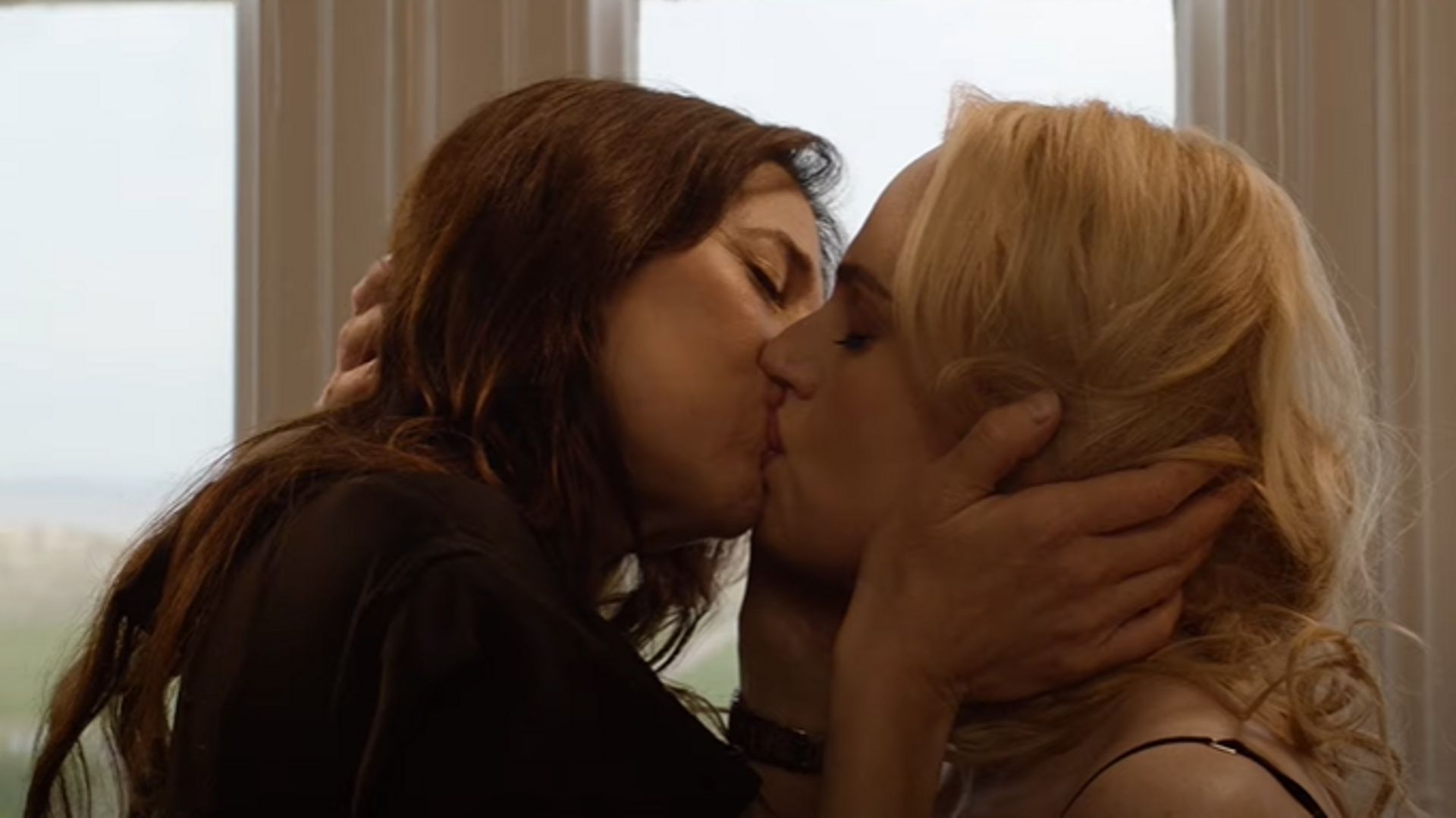 Rebel Wilson : comment un baiser avec Charlotte Gainsbourg au cinéma a  transformé sa vie amoureuse - rtbf.be