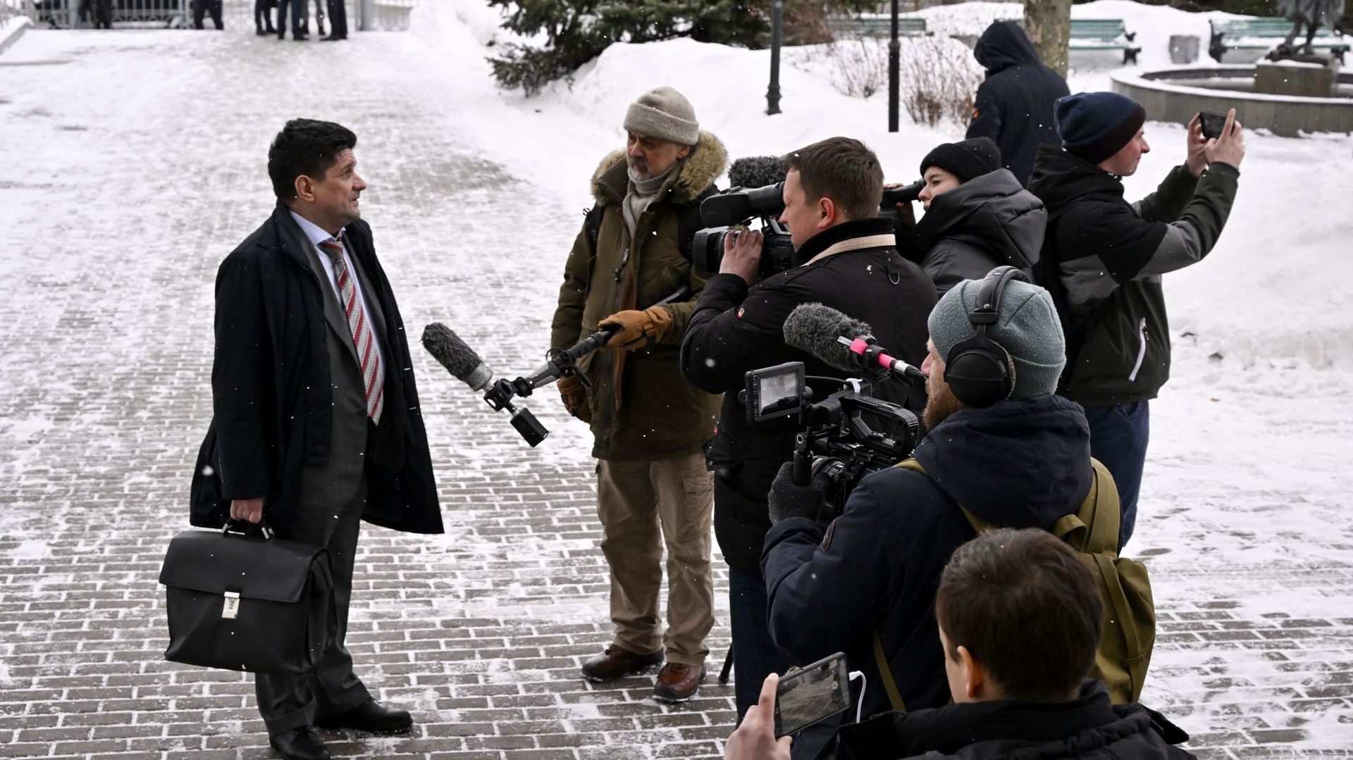L'avocat Vadim Prokhorov s'adresse aux médias à son arrivée au tribunal de Moscou avant l'audience du procès de l'opposant russe Vladimir Kara-Mourza, le 13 mars 2023.
