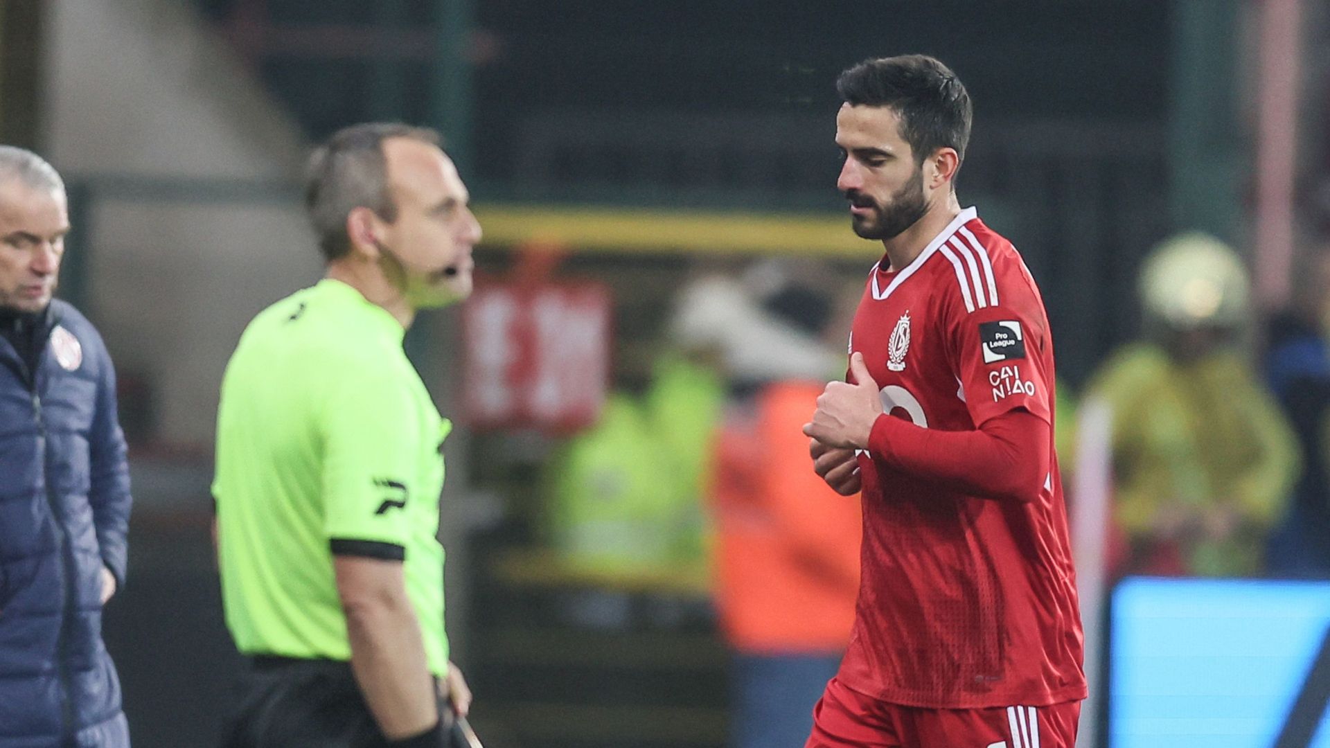 Kostas Laifis expulsé contre Courtrai en Pro League.