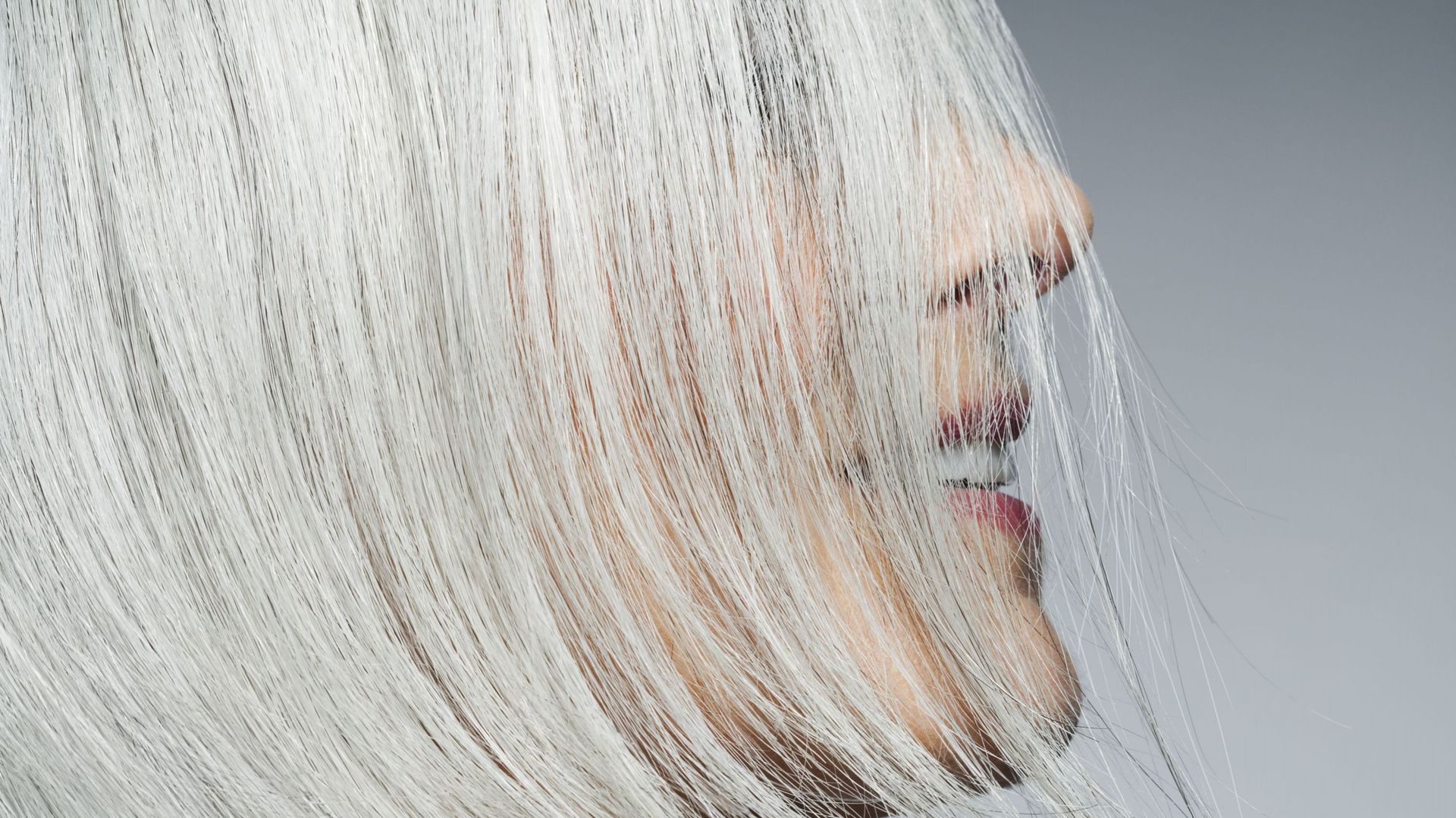 Le vrai du faux : est-ce qu’enlever des cheveux blancs en fait apparaître davantage ?