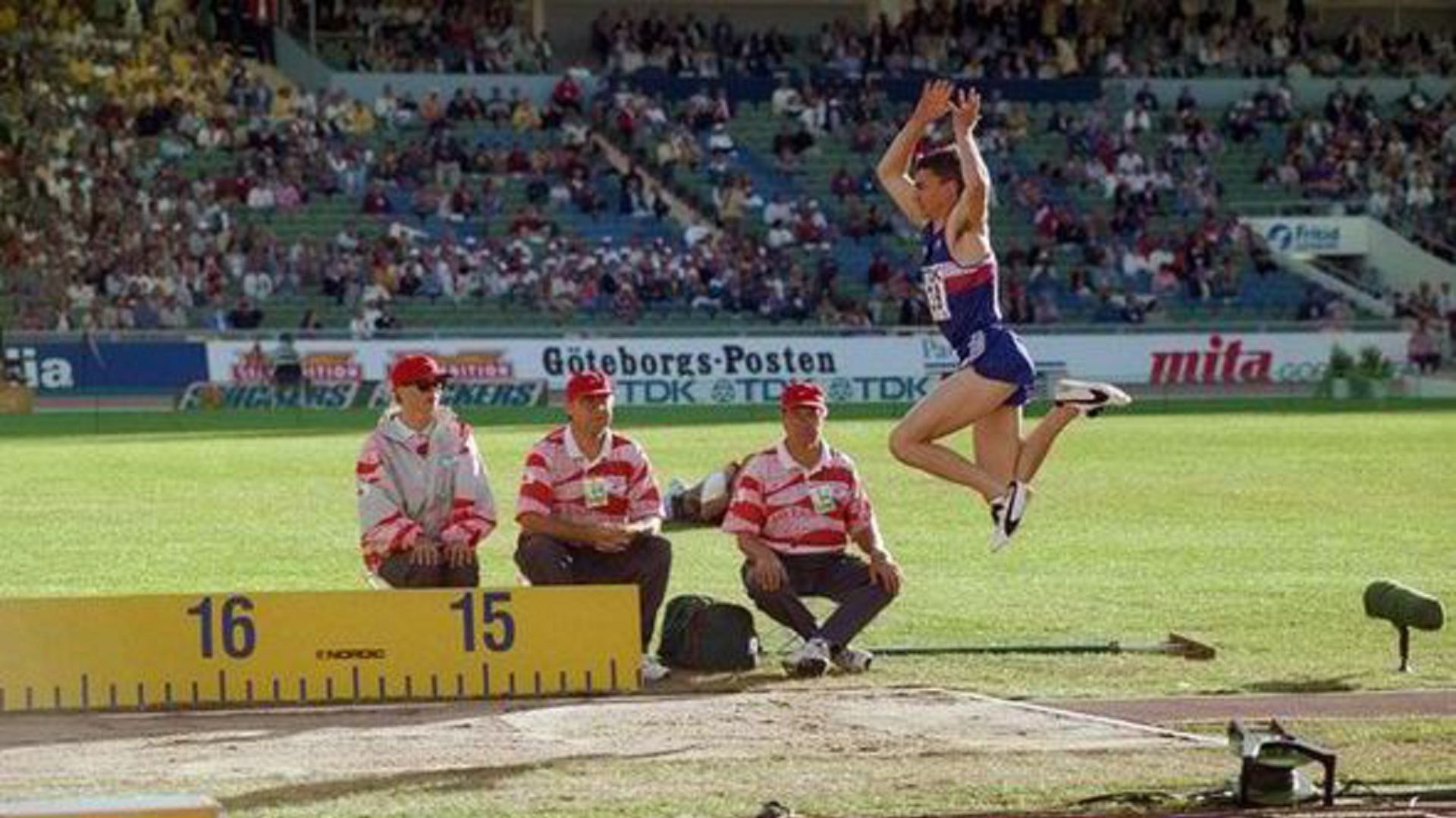 Un Triple Saut Pour L histoire Il Y A 30 Ans Jonathan Edwards S un-triple-saut-pour-l-histoire-il-y-a-30-ans-jonathan-edwards-s