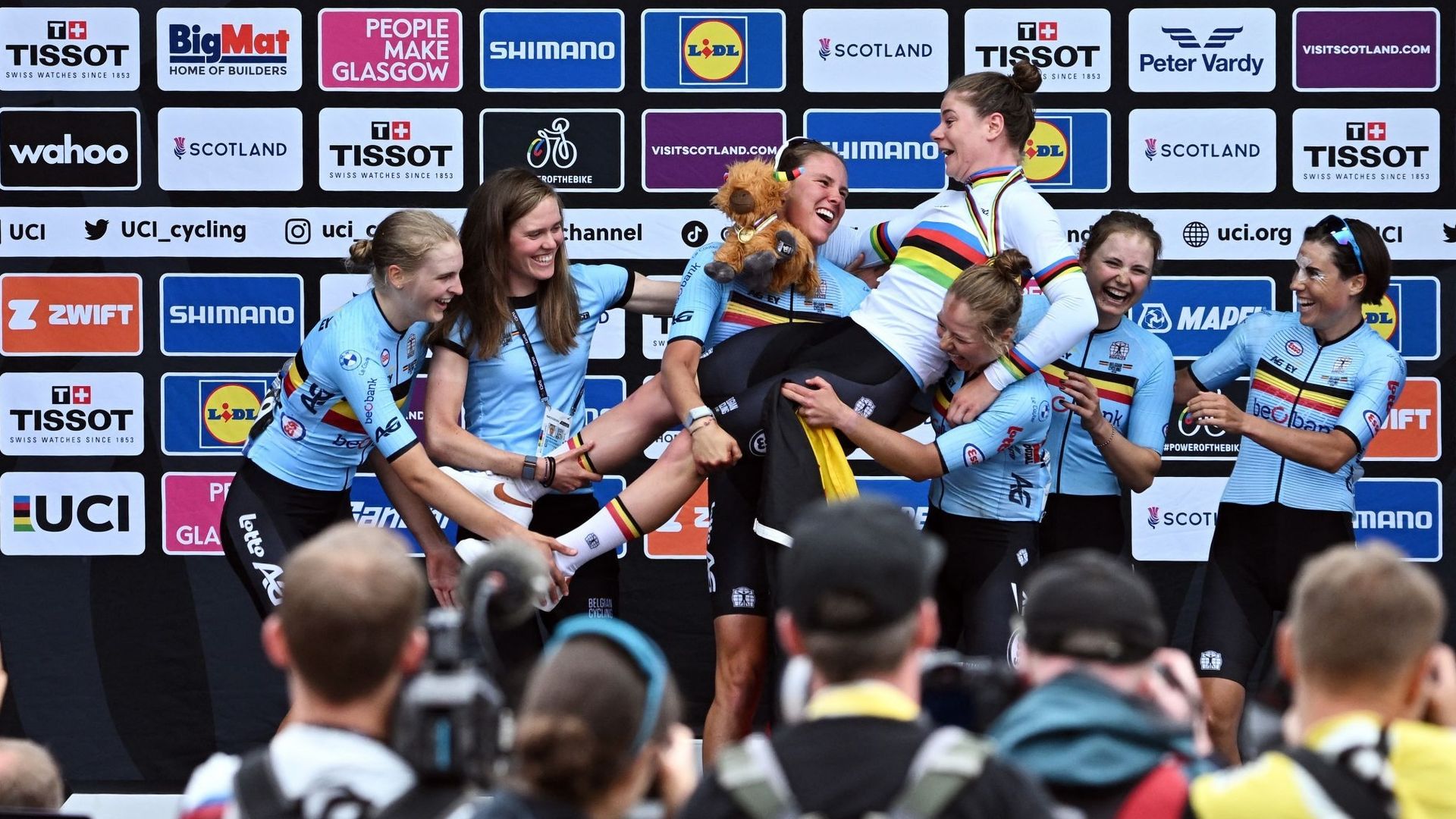 Cyclisme : sur le podium des championnats du monde, la gagnante Lotte Kopecky est portée en triomphe par ses coéquipières belges.