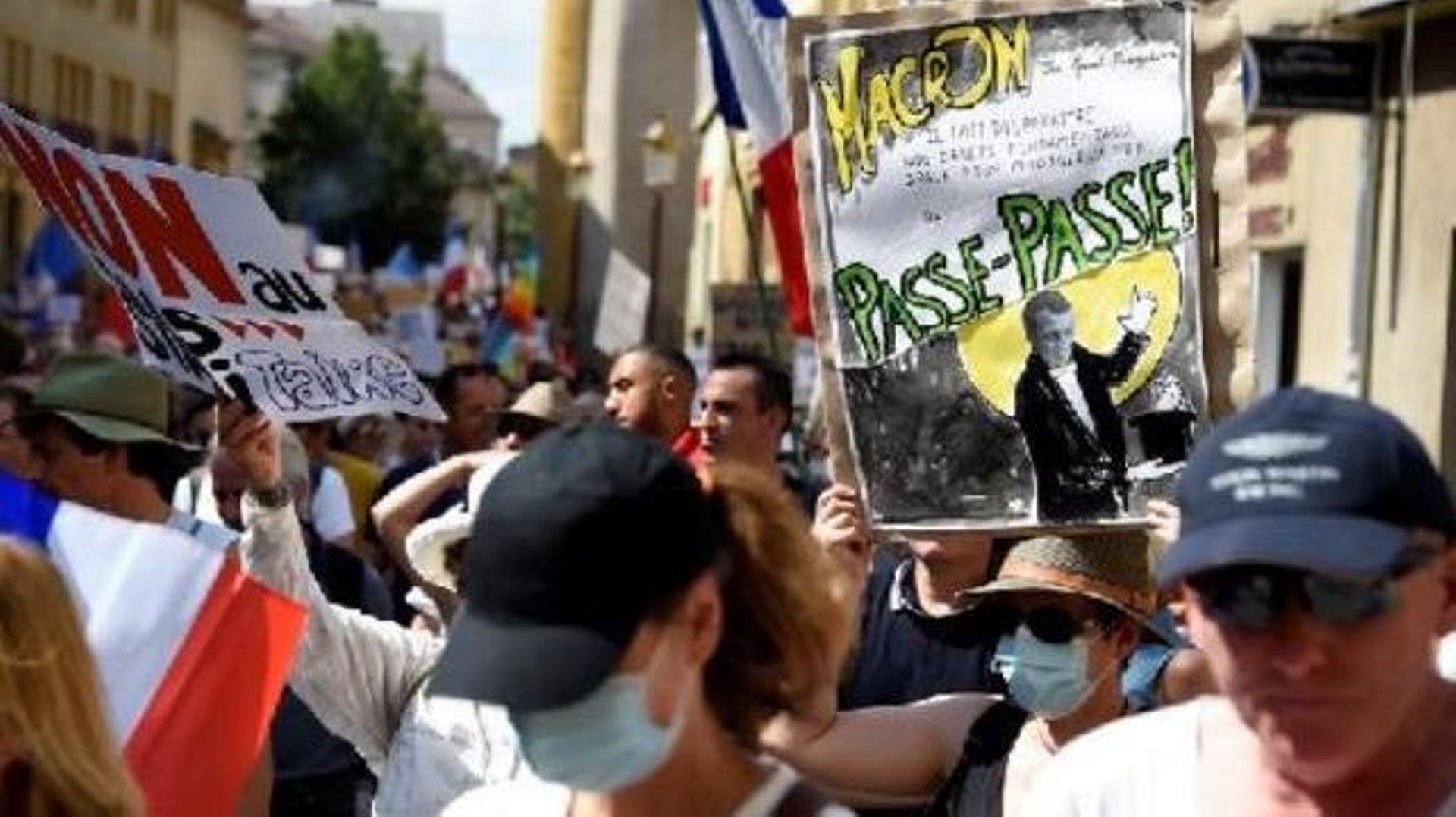 Manifestation anti-pass à Paris : une enquête ouverte sur des pancartes jugées antisémites