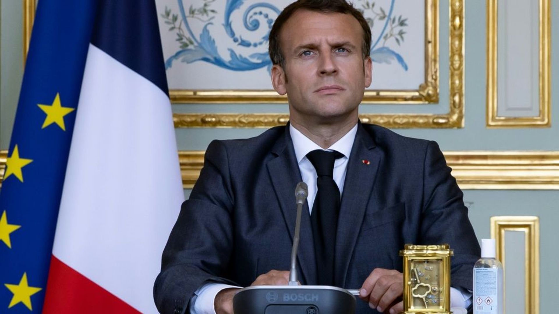 Le président français Emmanuel Macron assiste depuis l'Elysée, à Paris, au sommet sur le climat organisé par visioconférence, le 22 avril 2021