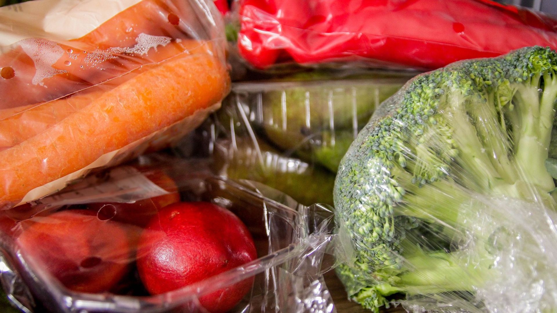 En France, les emballages en plastique autour de certains fruits et légumes pourraient faire leur retour sur les étals.