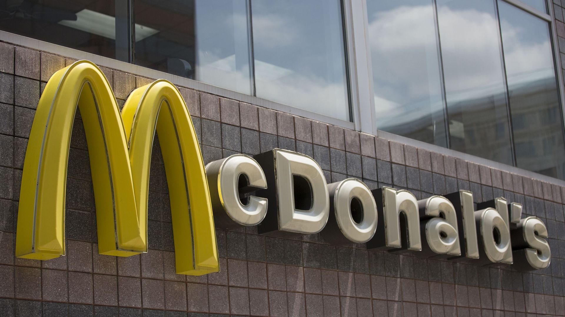 Le géant américain de la restauration rapide McDonald's entend réduire  l'usage du plastique sur son marché européen, où la législation est de plus en plus restrictive.