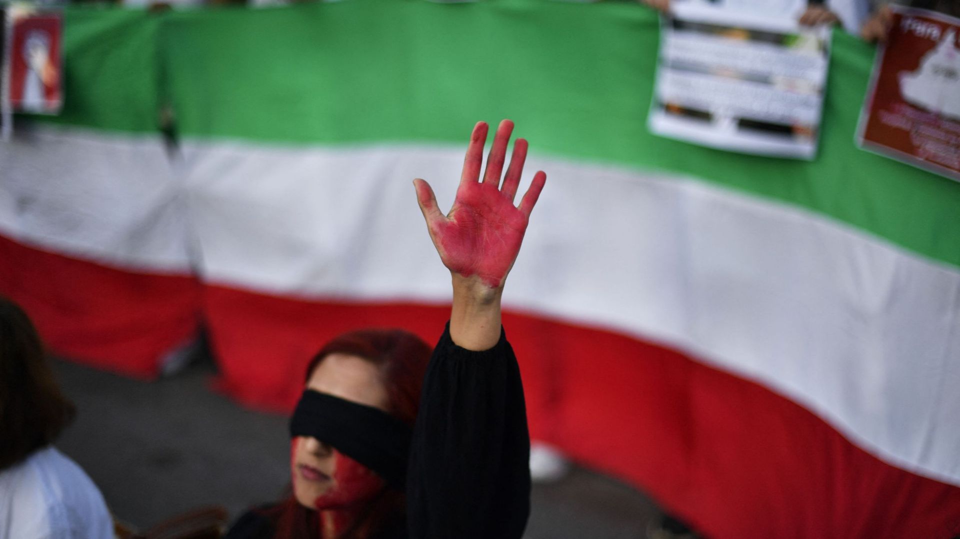 Une femme lève sa main avec de la peinture rouge lors d’une manifestation de soutien aux femmes iraniennes, le 4 octobre 2022 à Barcelone, suite à la mort de l’Iranienne kurde Mahsa Amini en Iran (image d’illustration)
