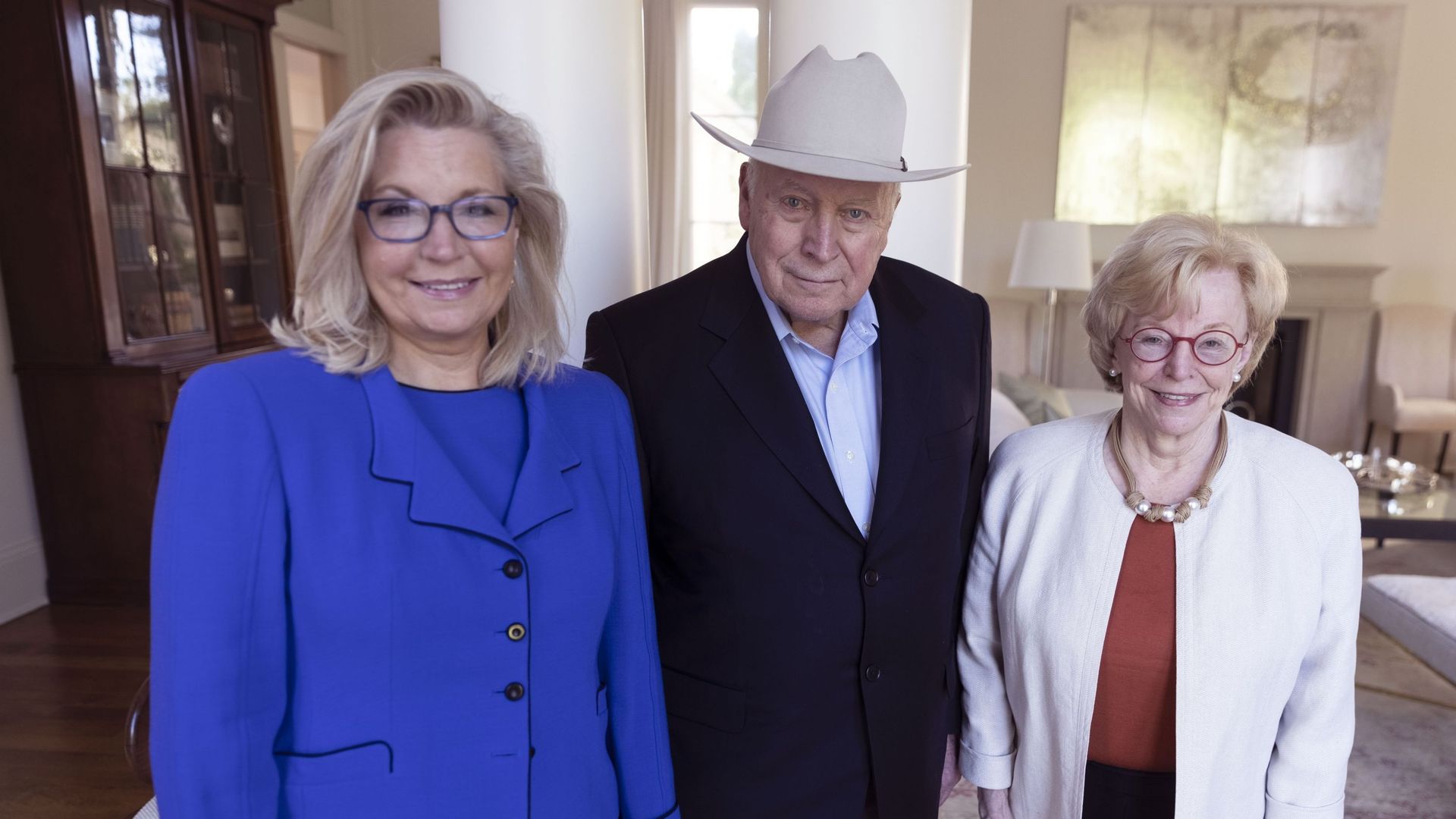 Liz Cheney en compagnie de son père, l'ancien vice-président Dick Cheney, et à sa mère Lynne Cheney à leur domicile de McLean, en Virginie en mai 2021.