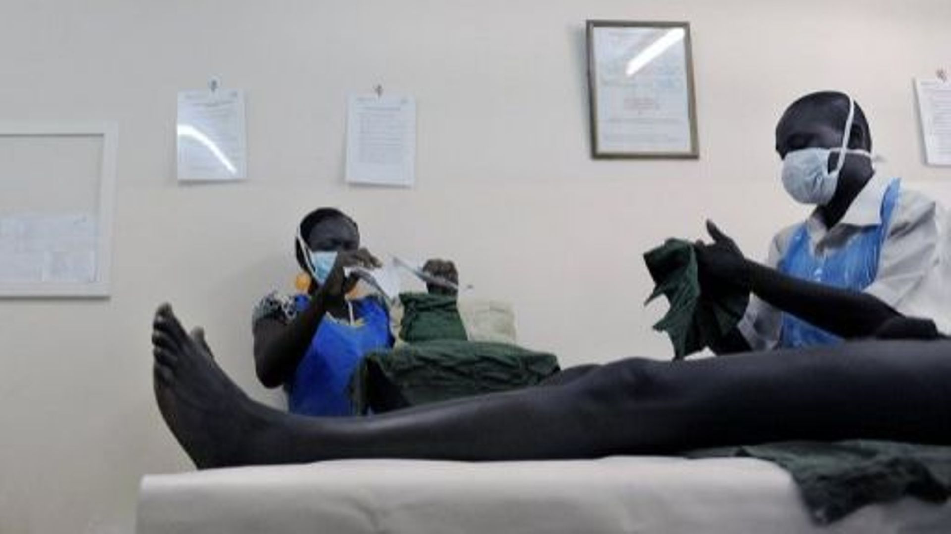 Préparation du personnel médical avant une opération de circoncision sur un homme adulte, le 31 mai 2011 à Kisumu, au Kenya