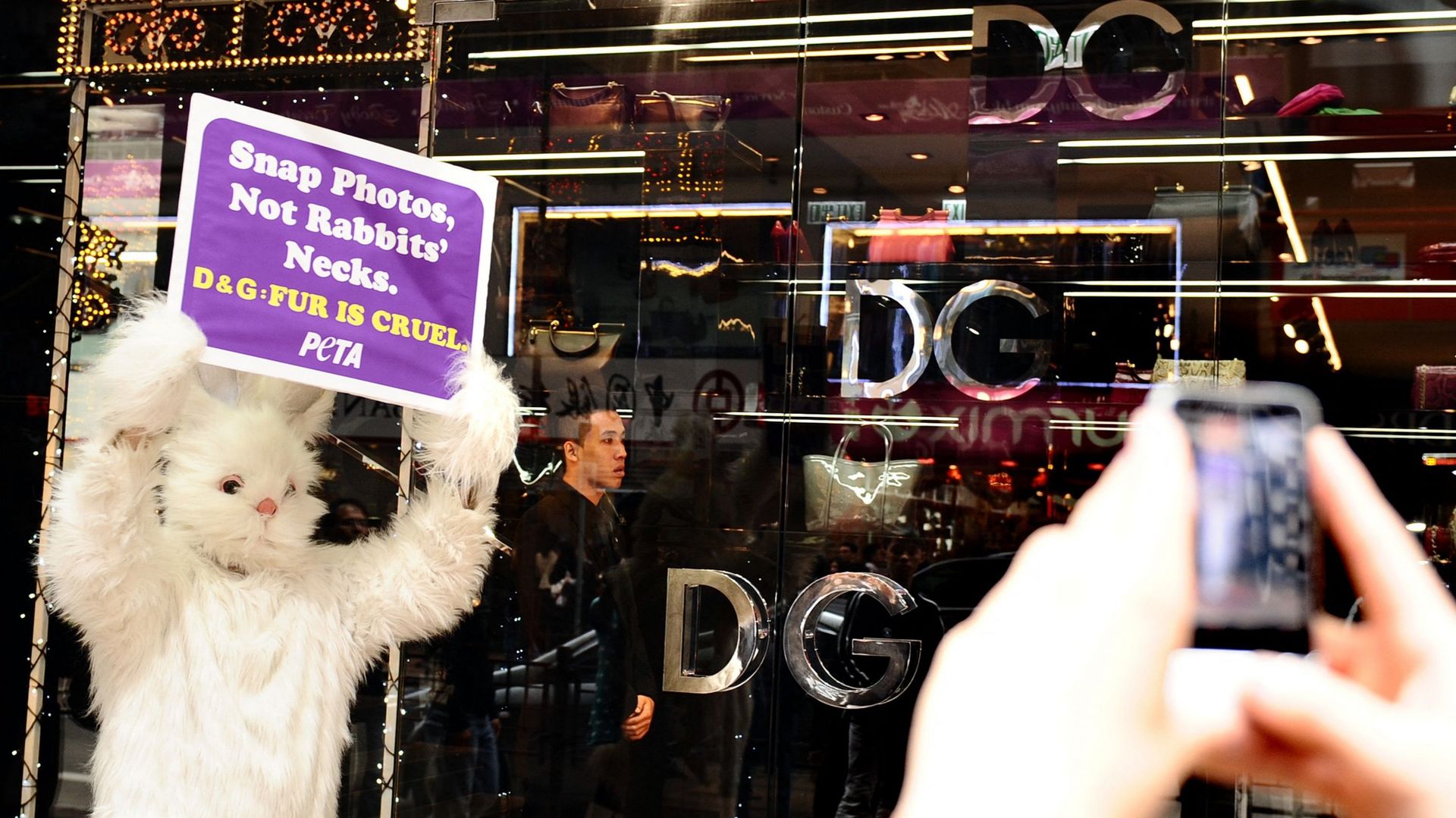 Action de PETA devant un magasin de Dolce & Gabbana à Hong Kong en 2012
