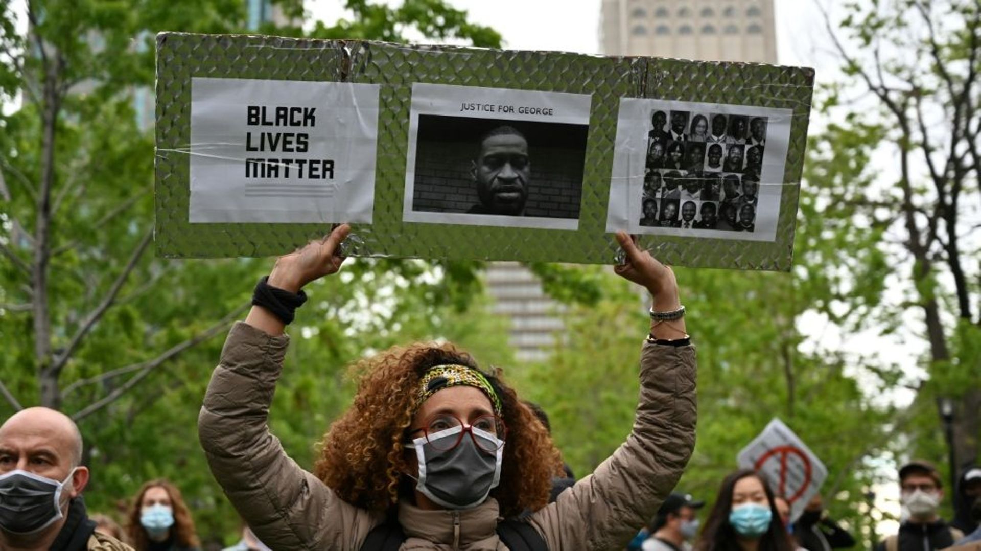 Une femme brandit une pancarte proclamant Black Lives Matter ("Les vies noires comptent"), lors d'une manifestation à Montréal le 31 mai 2020