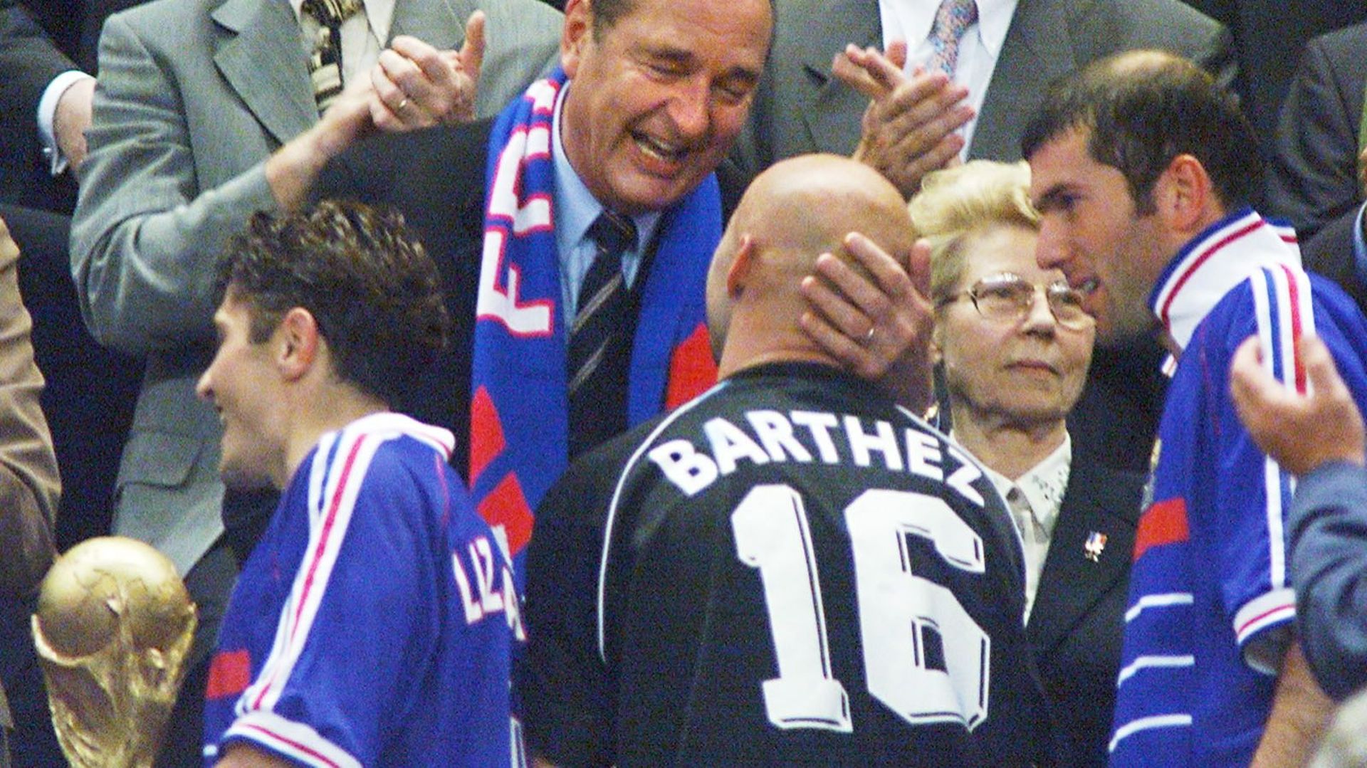 On se souvient de cette image de Jacques Chirac imitant le geste fétiche de Laurent Blanc : le bisou sur le crâne de Fabien Barthez.