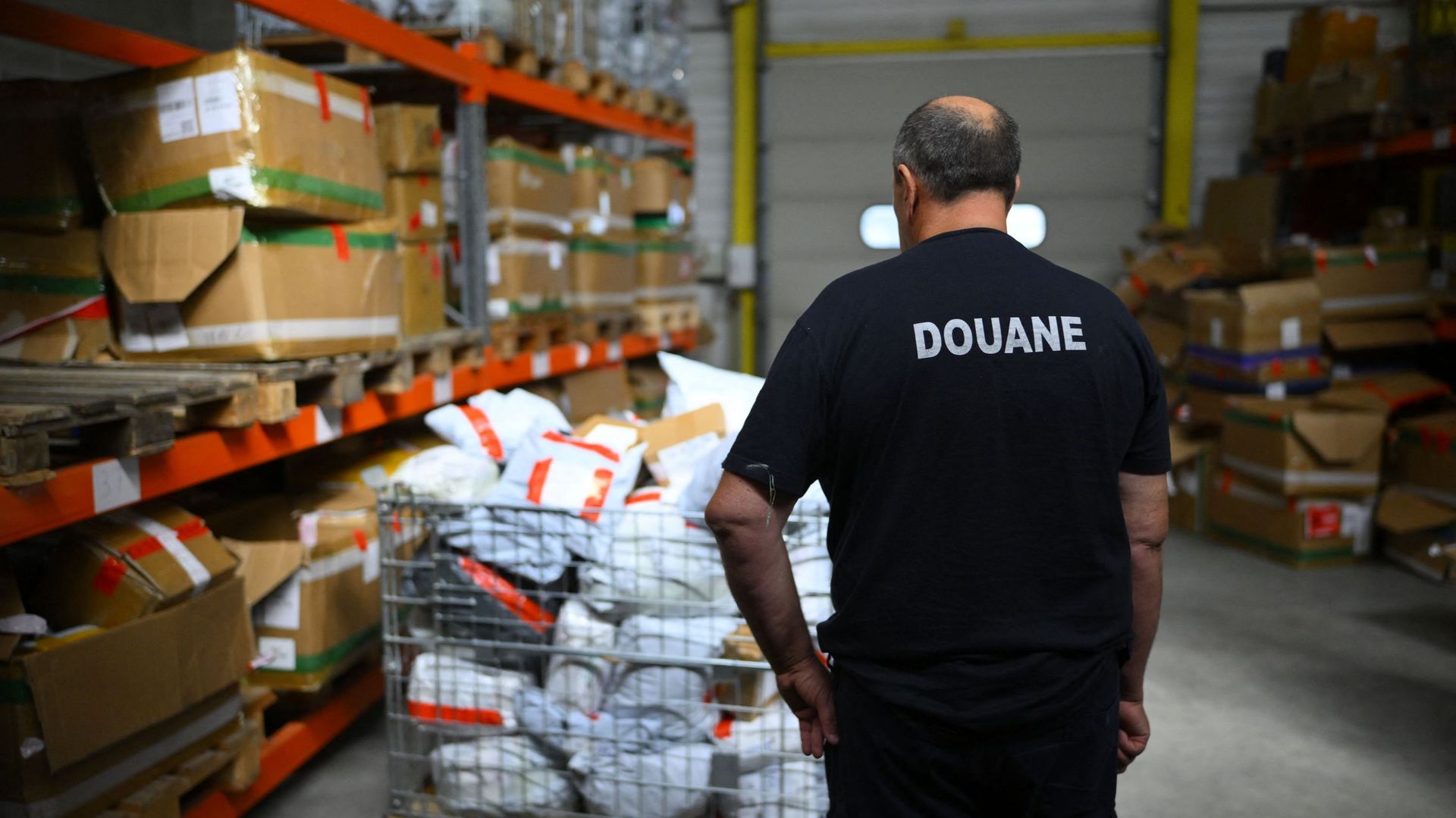 La douane voit transiter 3,8 millions de colis par jour à l’aéroport de Liège, 40% des colis sont en infraction