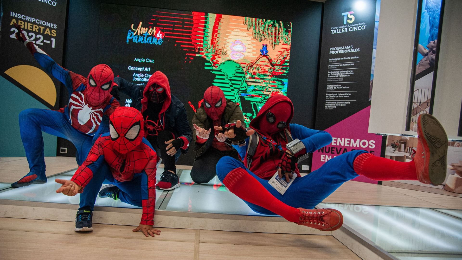Plusieurs personnes jouent différentes versions de Spider Man, le super-héros de Marvel, lors du dernier jour du SOFA (Salon del Ocio y la Fantasia) 2021, une foire destinée au public geek de Colombie qui réunit des fans de Cosplay, de jeux, de super-héro