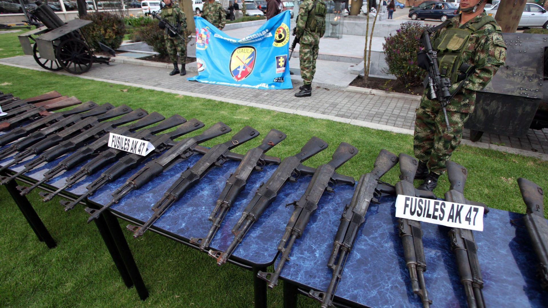 L’armée colombienne présente des armes des armes confisquées aux FARC en 2009