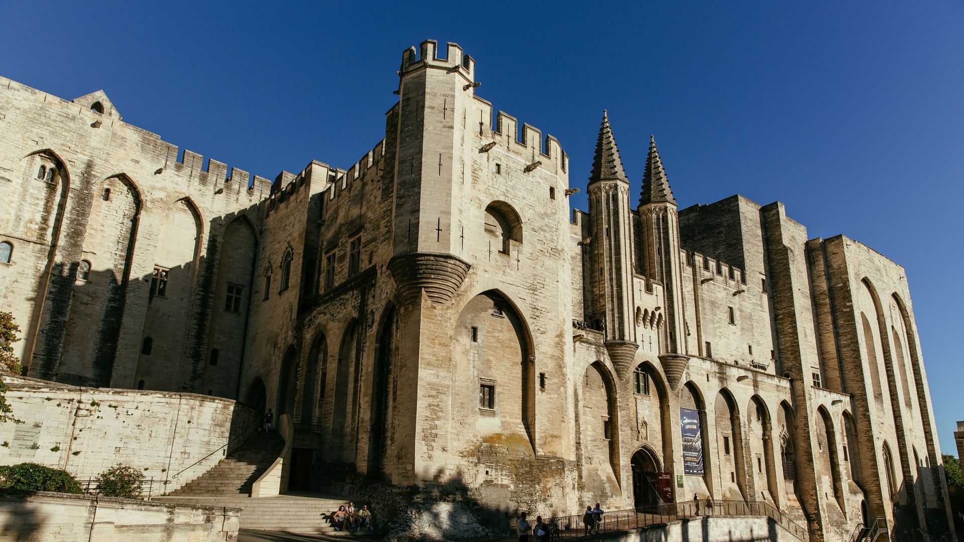 Le Palais des Papes durant le tournage de “Meutres à Avignon”.