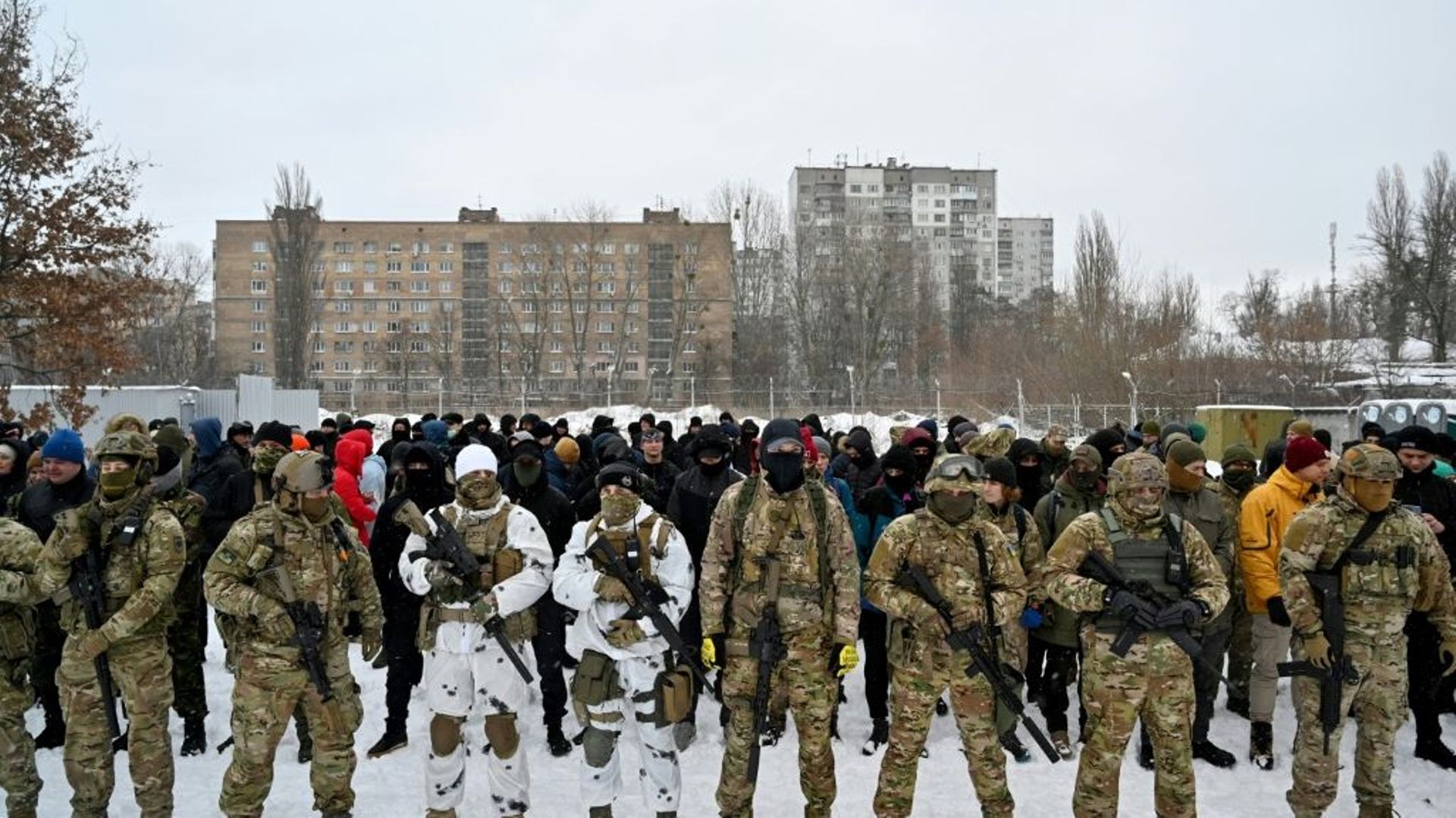 Des instructeurs militaires et des civils lors d'un entraînement à Kiev, le 30 janvier 2021 en Ukraine