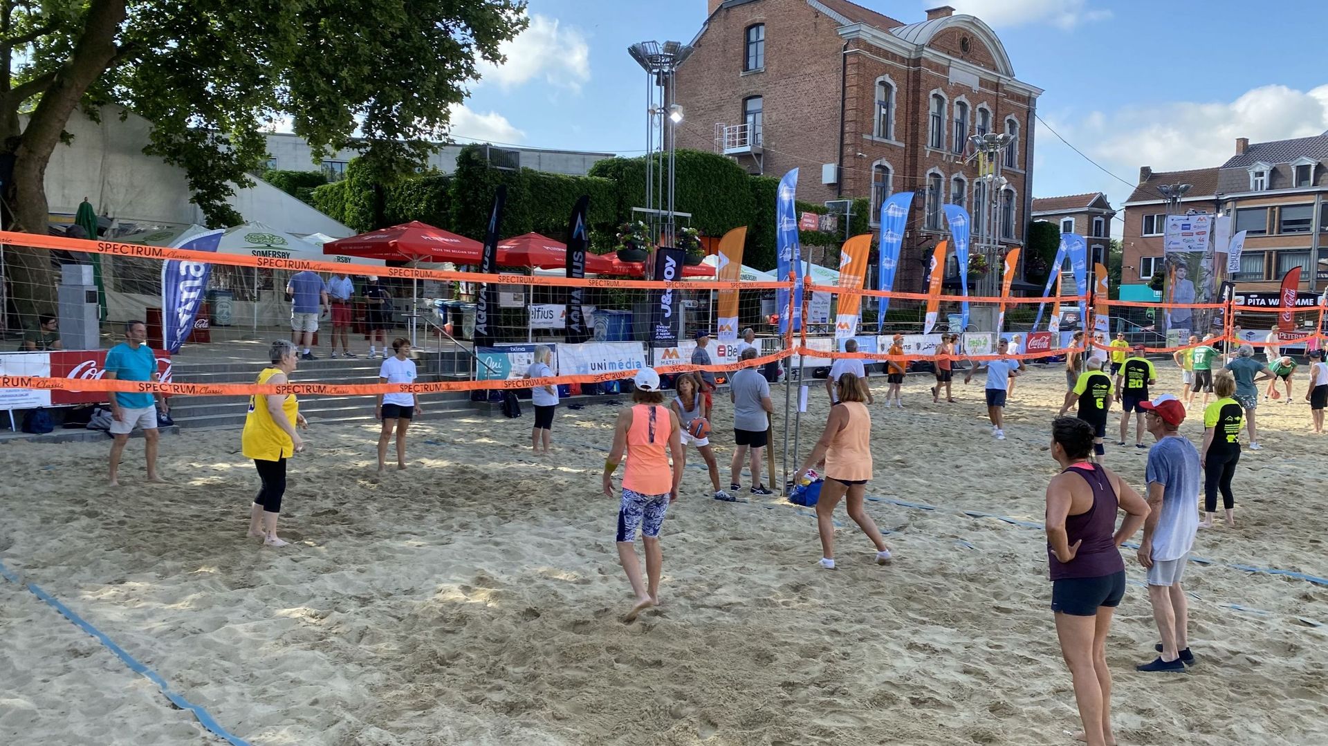 Le net-volley connaît un succès important en province de Liège. Un tournoi a été organisé ce jeudi matin dans le cadre du Beach Waremme". 
