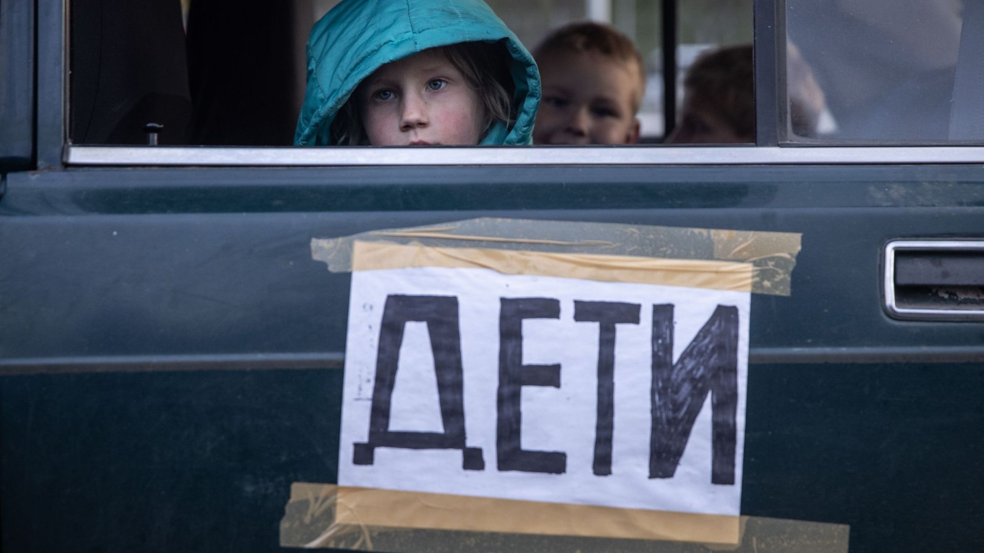 Un garçon de Mariupol regarde par la fenêtre de la voiture de sa famille après être arrivé à un point d’évacuation pour les personnes fuyant Mariupol, Melitopol et les villes environnantes sous contrôle russe, le 02 mai 2022 à Zaporizhzhia, en Ukraine.