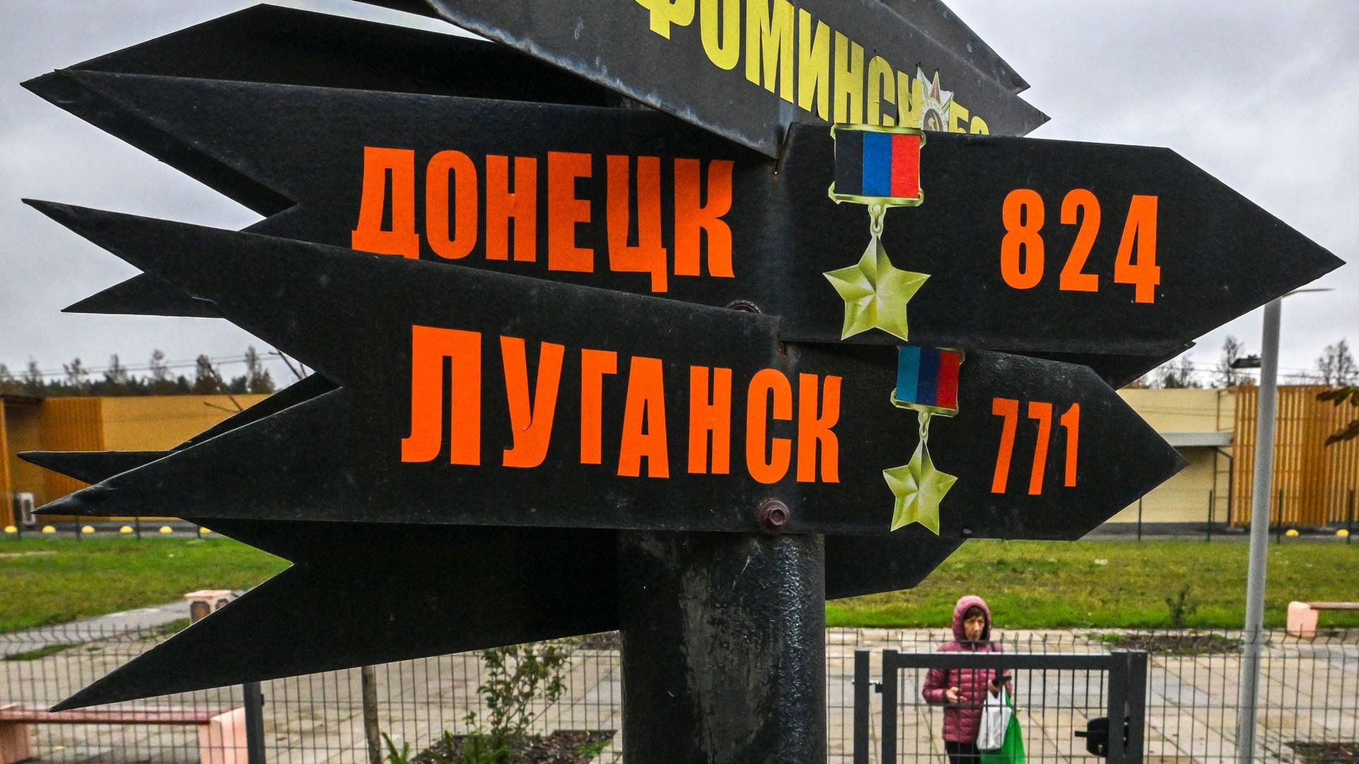Une photo prise le 7 octobre 2022 montre des panneaux indiquant la direction des villes de Donetsk et de Louhansk dans le cadre d'une installation pour les soldats russes surnommée "les gens polis" créée par des habitants dans l'arrière-cour de leur immeu