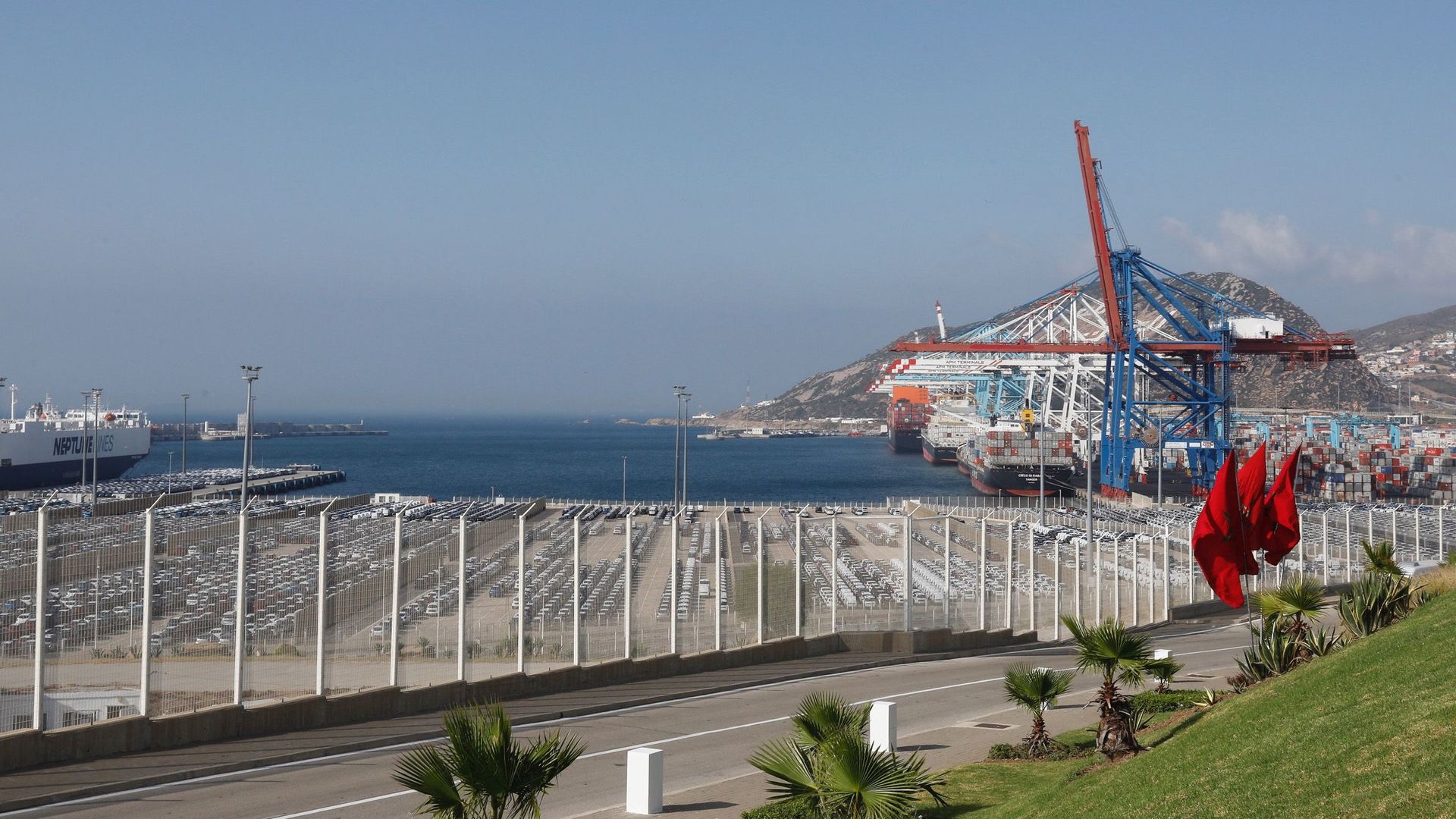 Cette photo prise le 28 juin 2019 montre une vue du terminal I du port Tanger Med dans la ville septentrionale de Tanger sur le détroit de Gibraltar.