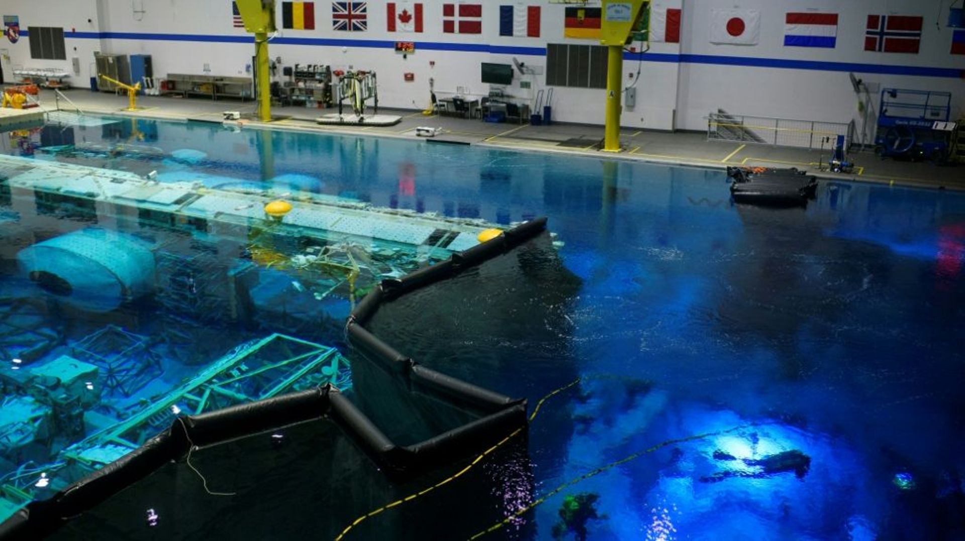 L'immense piscine utilisée par la Nasa pour l'entrainement des astronautes, contenant une réplique de la station spatiale et désormais un environnement semblable à la Lune, au centre spatial Johnson au Texas le 5 août 2022