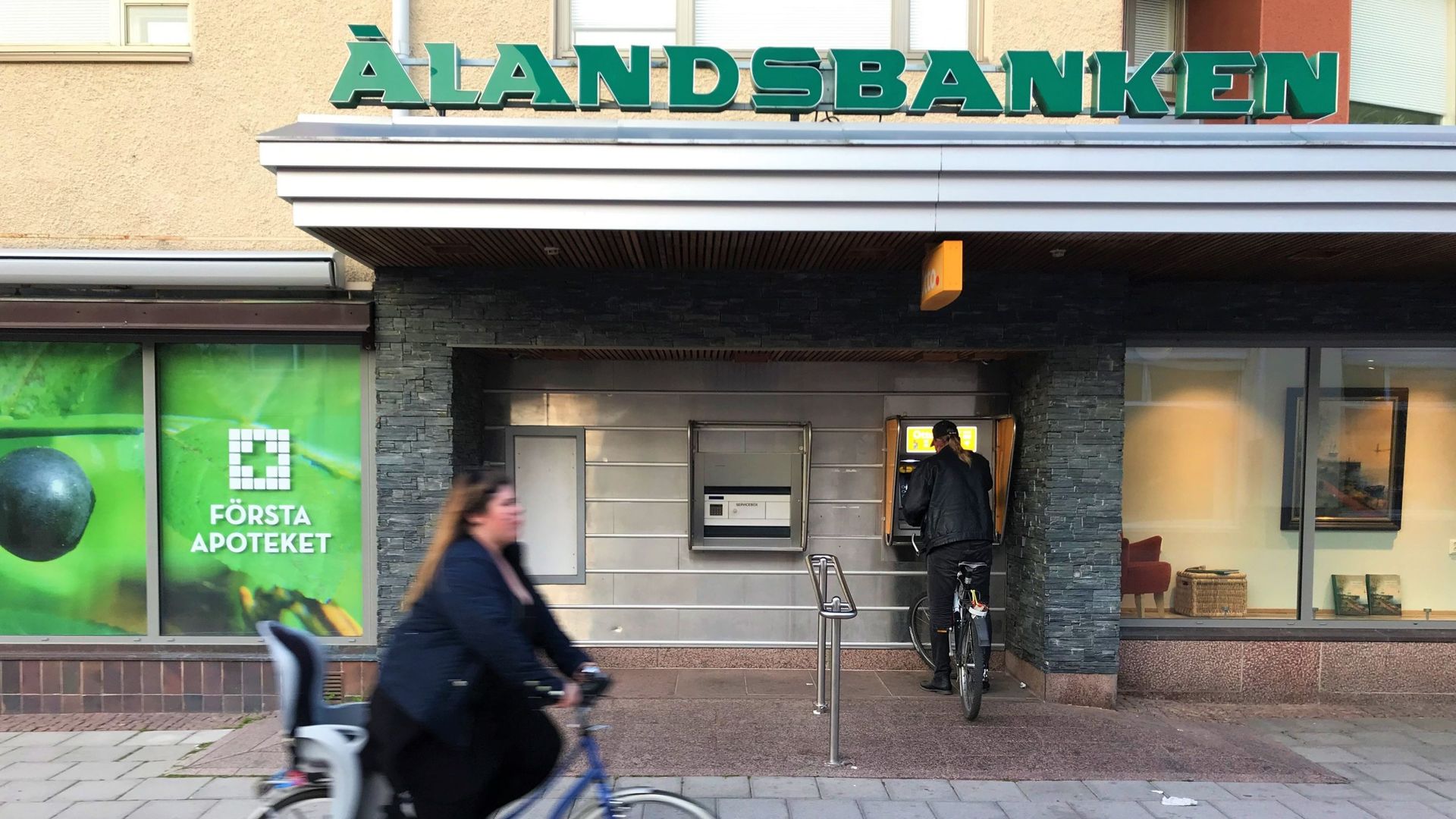 Dans les rues de Marienhamn, la capitale de Aland, on trouve la "Alands Banken"