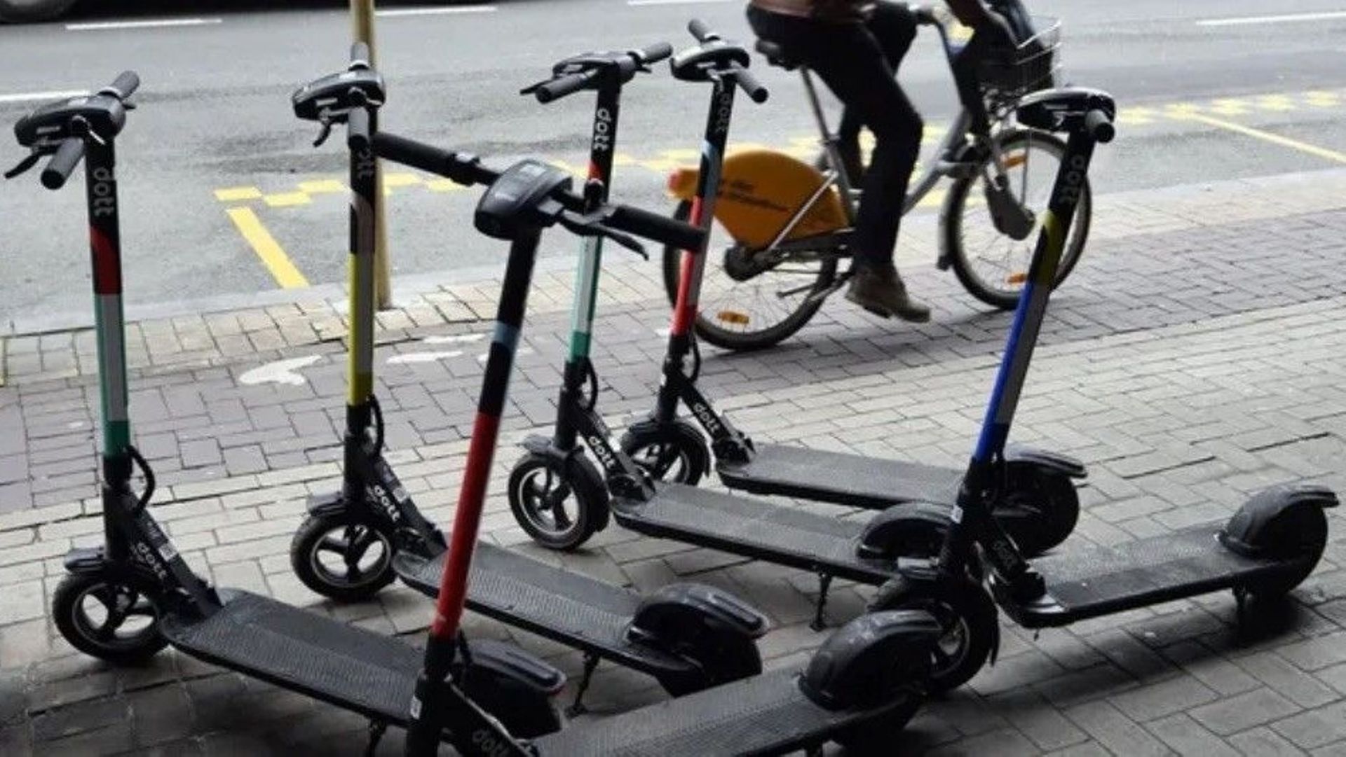 Une personne tombée de trottinette meurt heurtée par une voiture à Andenne, l’automobiliste en fuite a été retrouvée