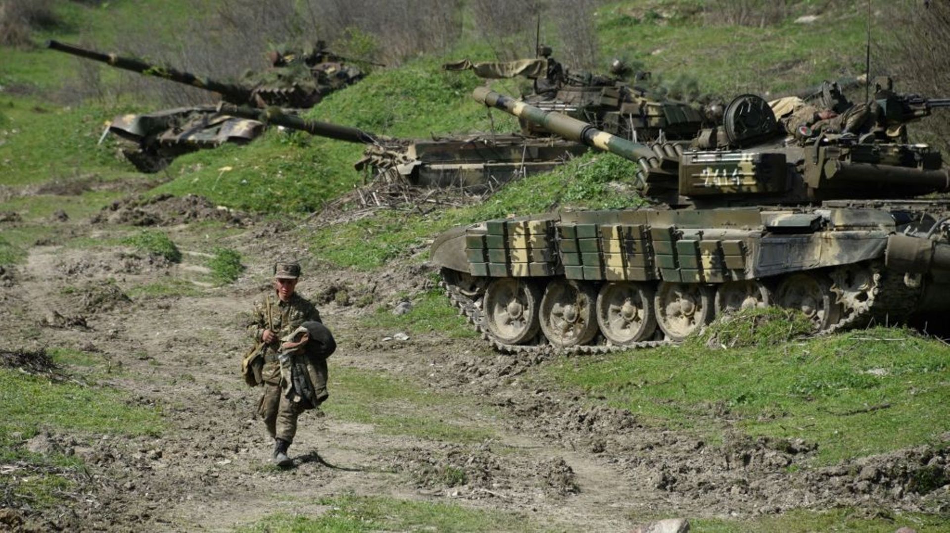 Des chars de l'armée de défense du Nagorny Karabakh près du village de Mataghis, au nord de Stepanakert, en avril 2016