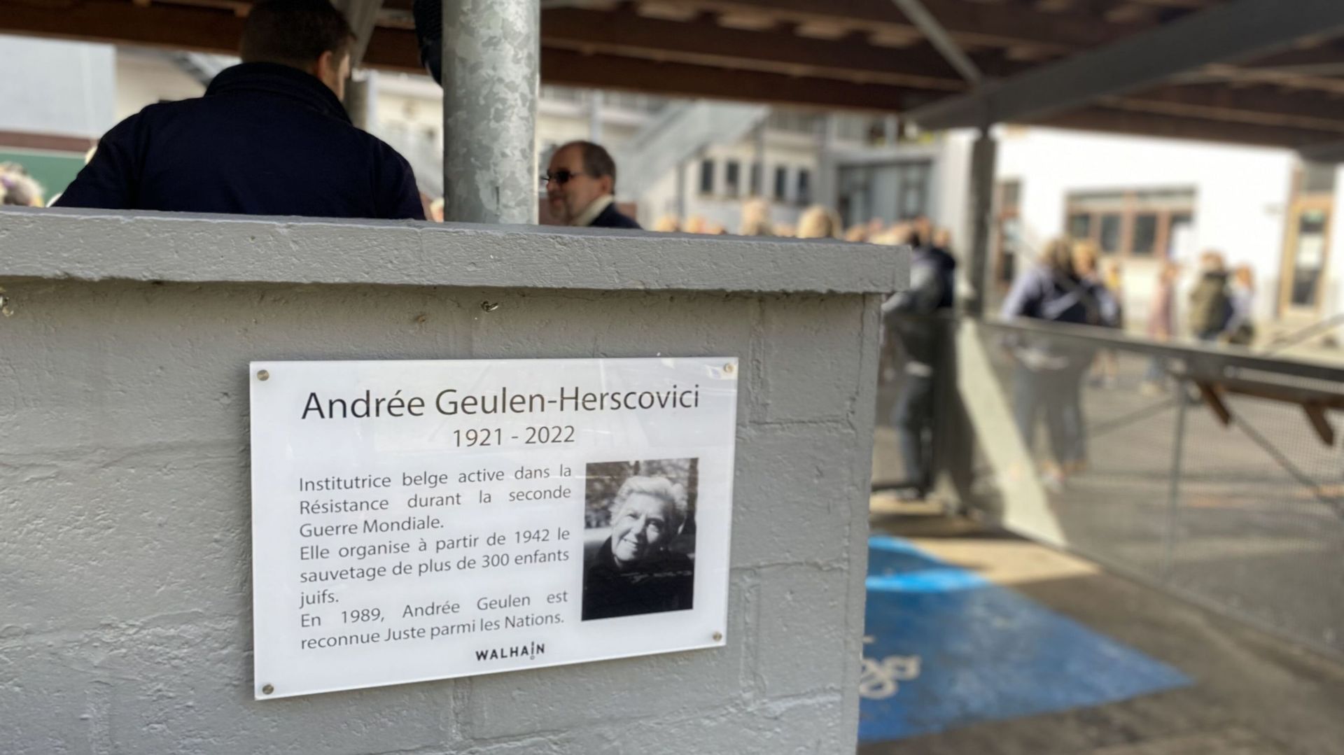 A l'entrée de l'école, une plaque explique brièvement qui était Andrée Geulen-Herscovici.