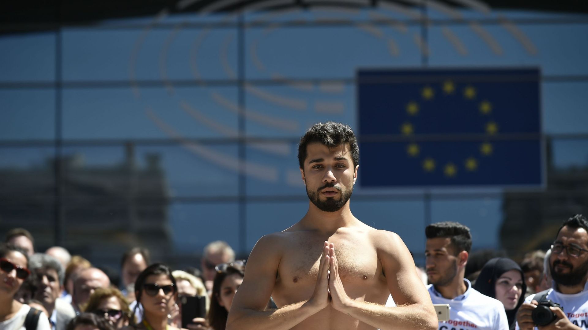 Ahmad Joudeh a danséce mercredi  sur l'Esplanade Simone Veil, devant le Parlement européen