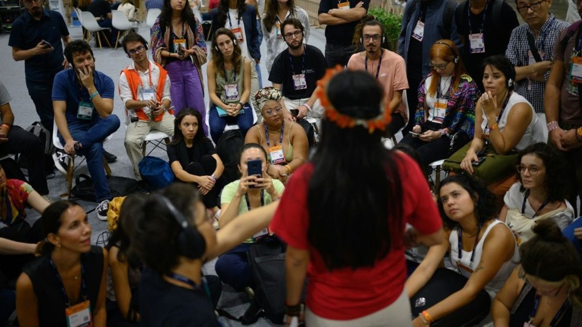 L'activiste indigène Txai Surui (de dos) s'exprime lors d'une table ronde au Web Summit Rio, au Brésil, le 2 mai 2023.
