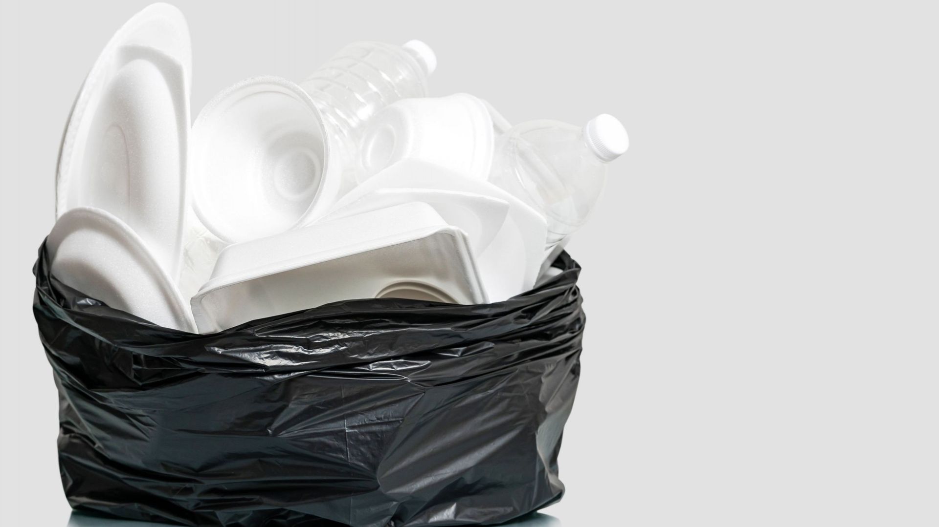 Les cotons-tiges et la vaisselle en plastique désormais interdits en Belgique