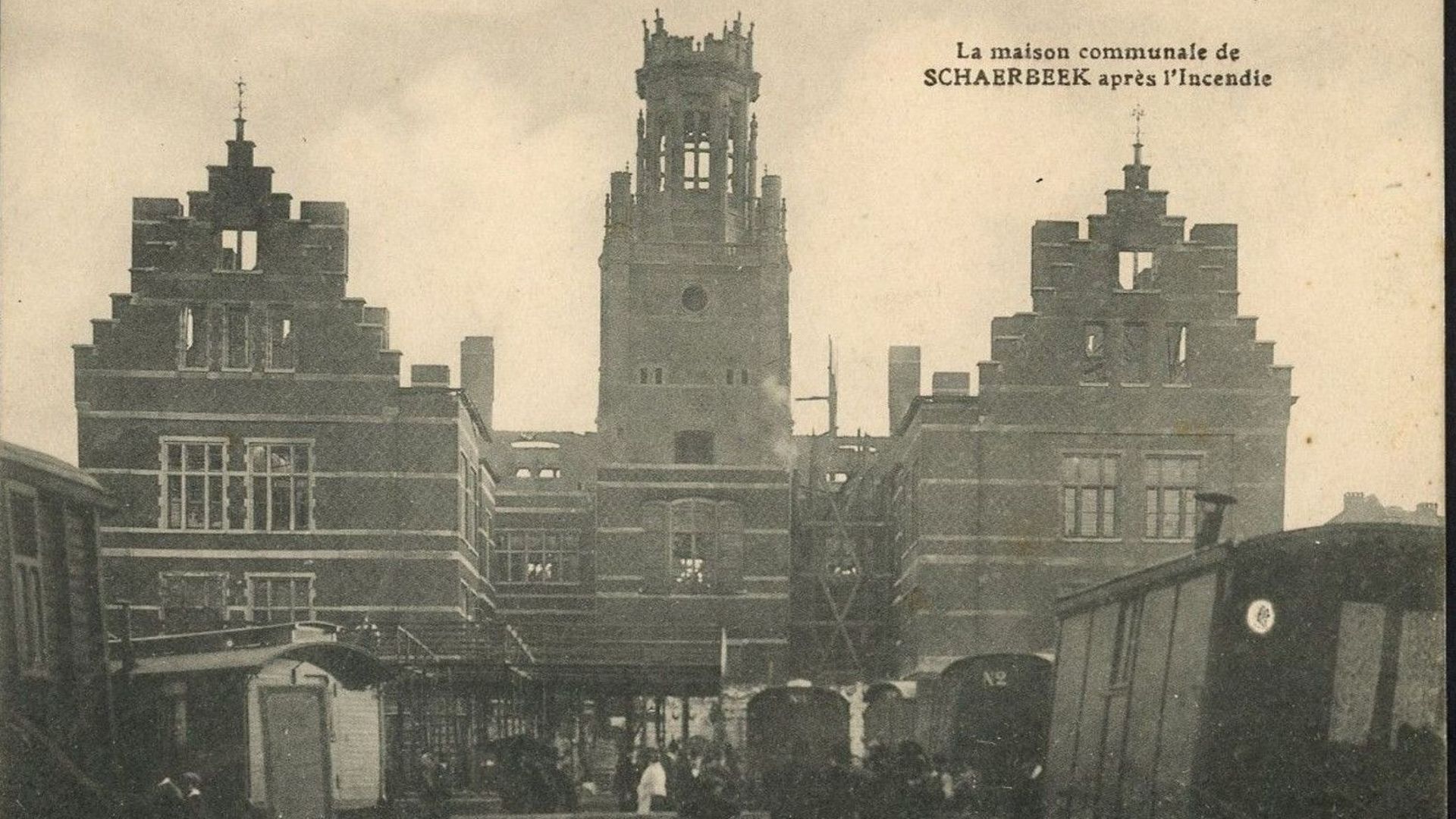 Ce qu’il reste de l’hôtel communal de Schaerbeek après l’incendie dans la nuit du 17 au 18 avril 1911.