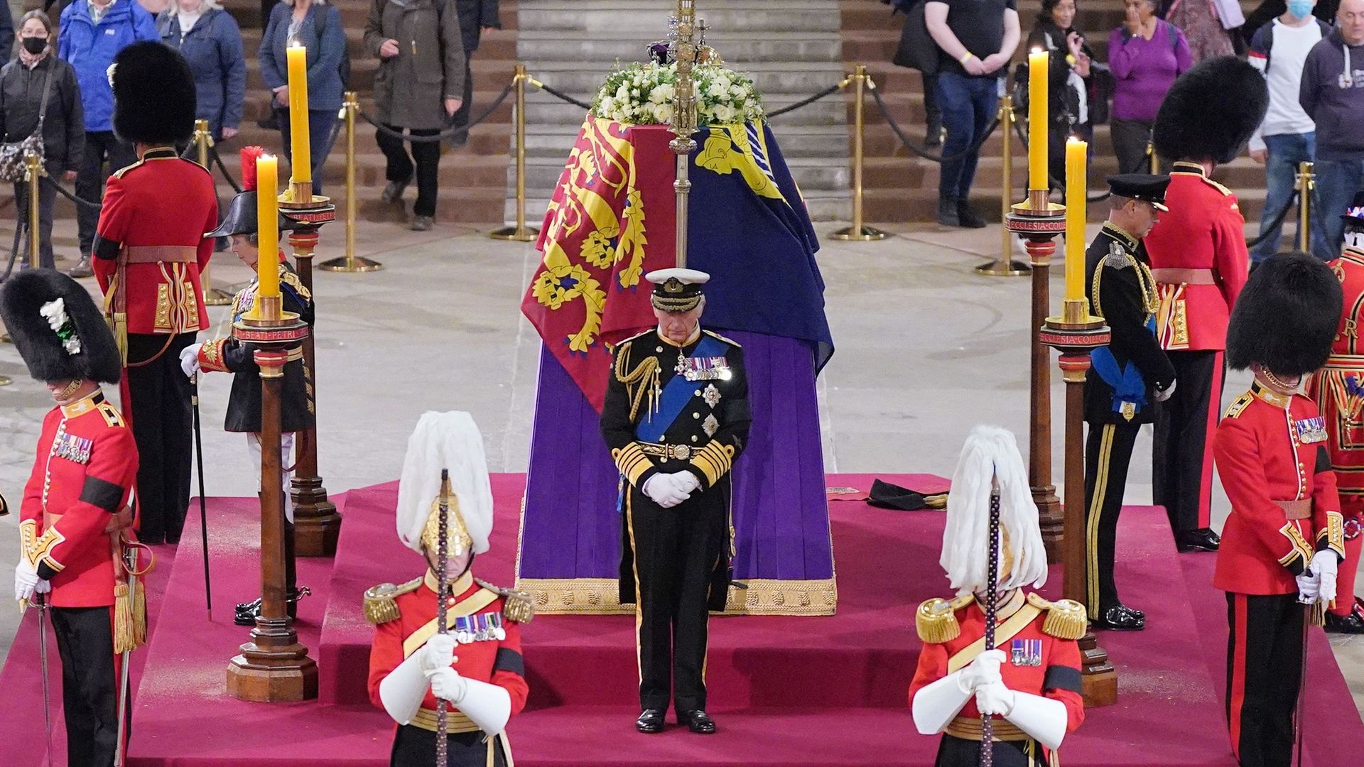 Les quatre enfants d’Elizabeth II – Charles, Anne, Andrew et Edward – ont veillé le cercueil de leur mère Elizabeth II.