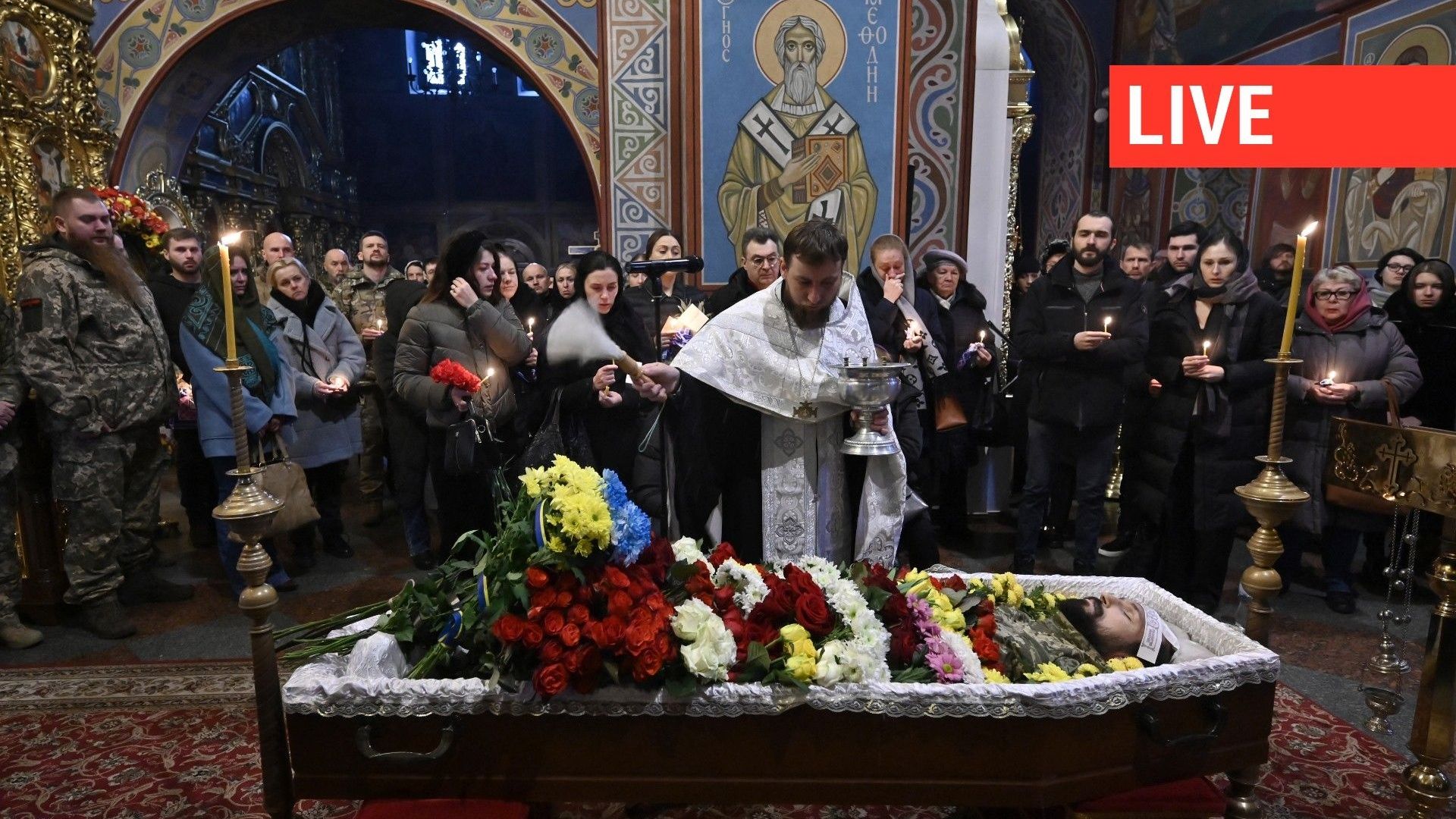 Un prêtre dirige la cérémonie funéraire du militaire ukrainien Sergii Myronov à la cathédrale Saint-Michel au dôme doré de Kiev, le 23 novembre 2022, en pleine invasion russe de l'Ukraine.