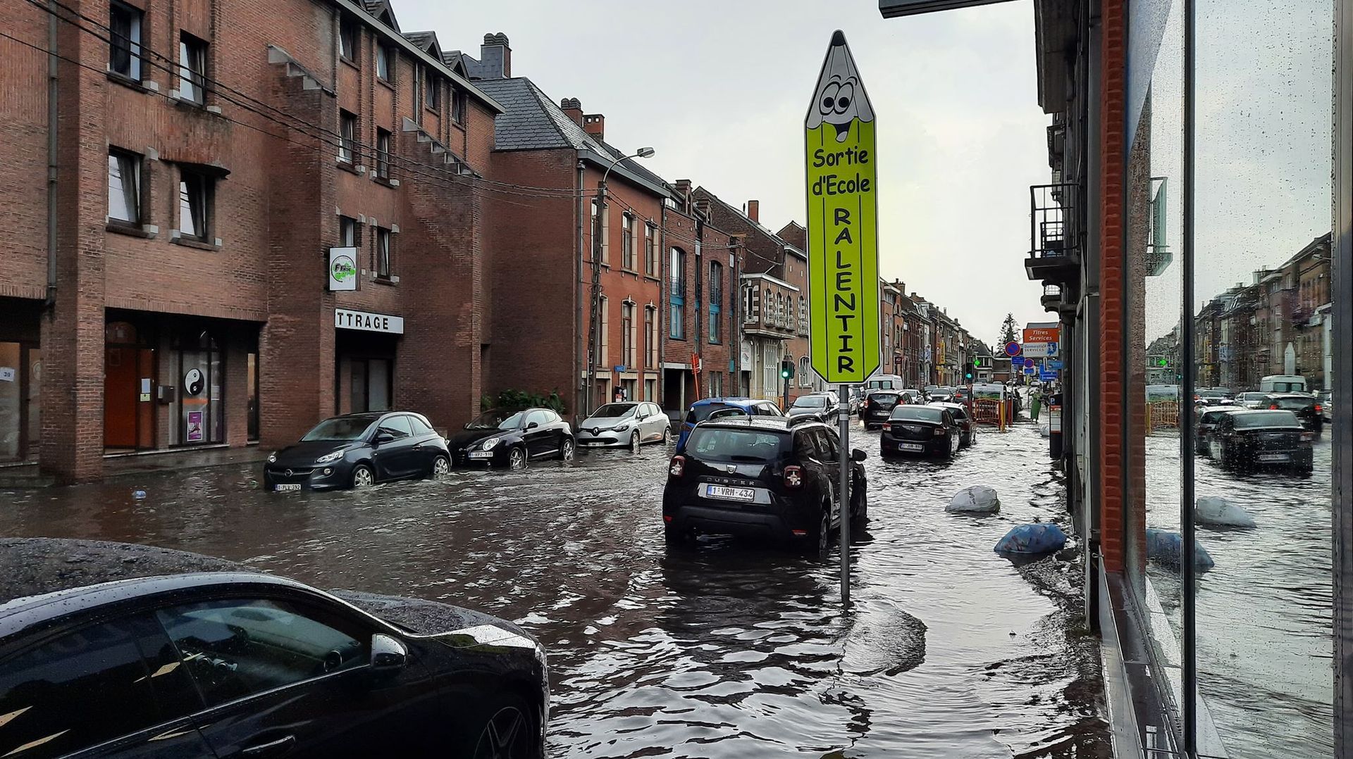 La chaussée de Louvain sous eaux cet après-midi suite à de violents orages 