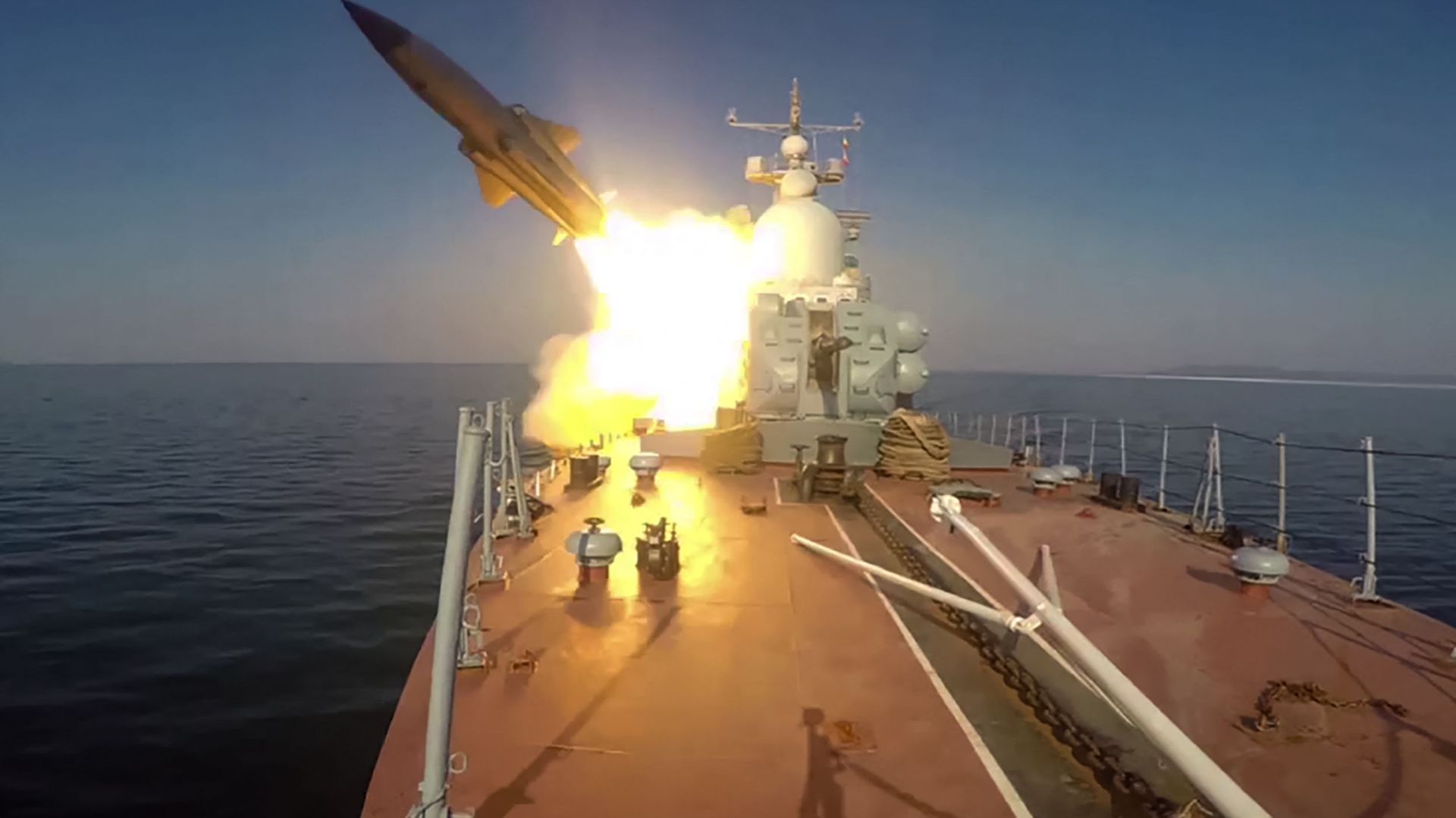 Ce cliché extrait d’une vidéo publiée par le ministère russe de la Défense le 28 mars 2023 montre un navire lance-missiles de la flotte du Pacifique tirant un missile de croisière Moskit sur une cible ennemie simulée en mer du Japon lors d’exercices milit