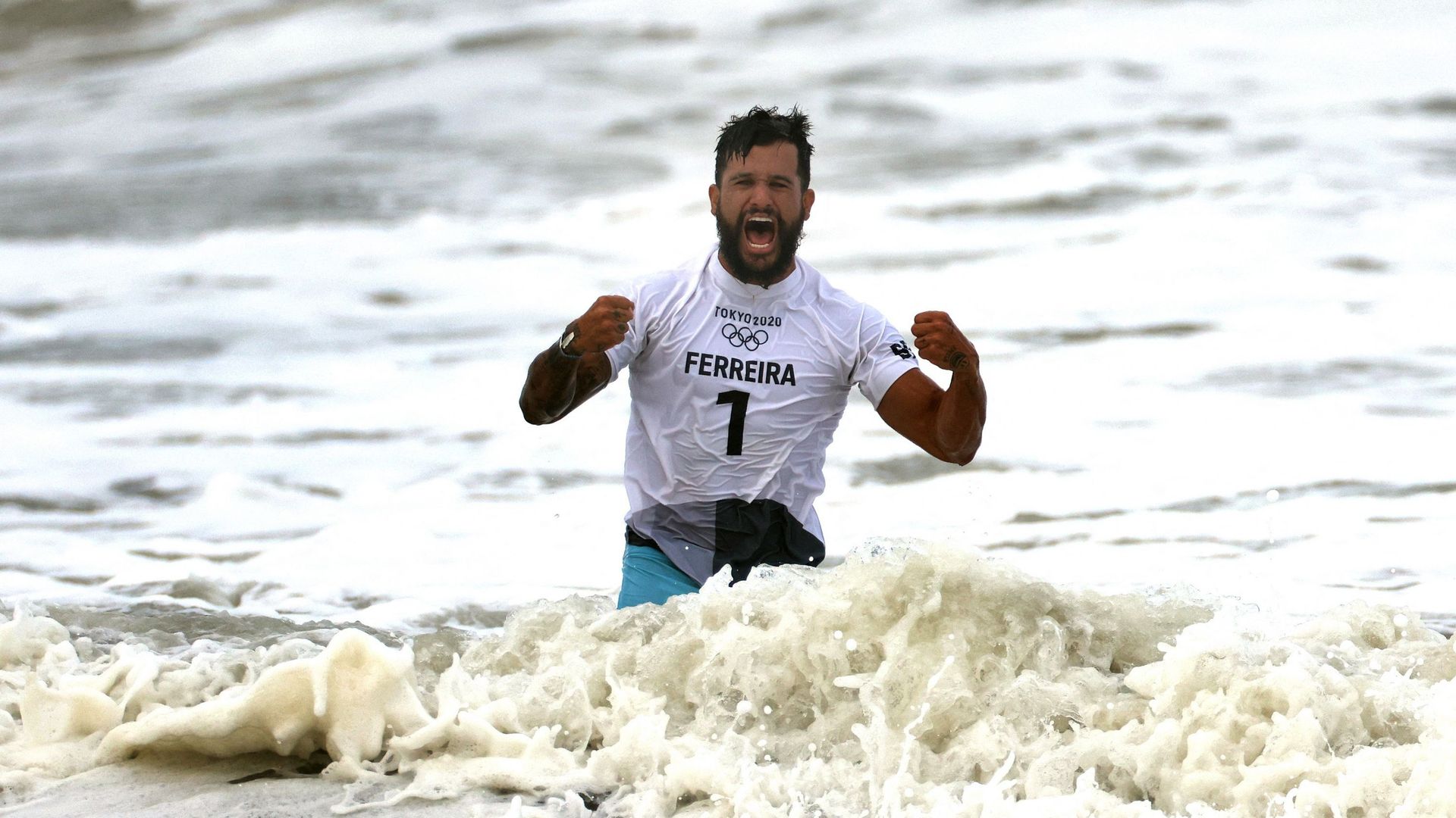 Italo Ferreira est le premier champion olympique de surf.