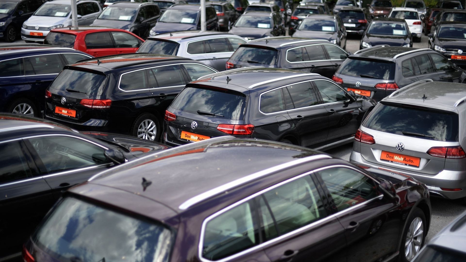 Fine dei veicoli termici: in 27 ratificano l’accordo bloccato da Berlino, verso auto a ‘emissioni zero’ nel 2035