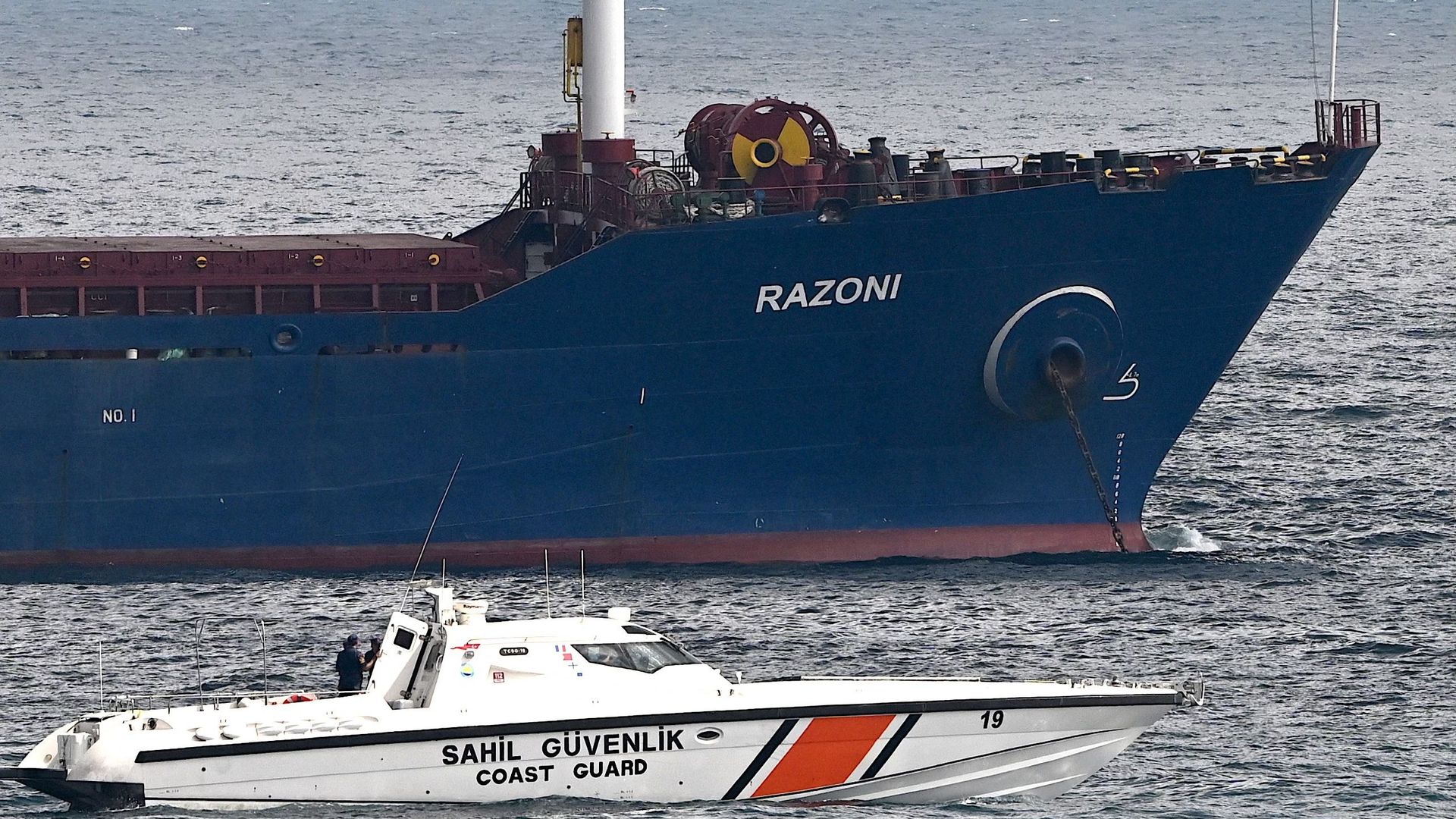 Un bateau des garde-côtes près du cargo Razoni