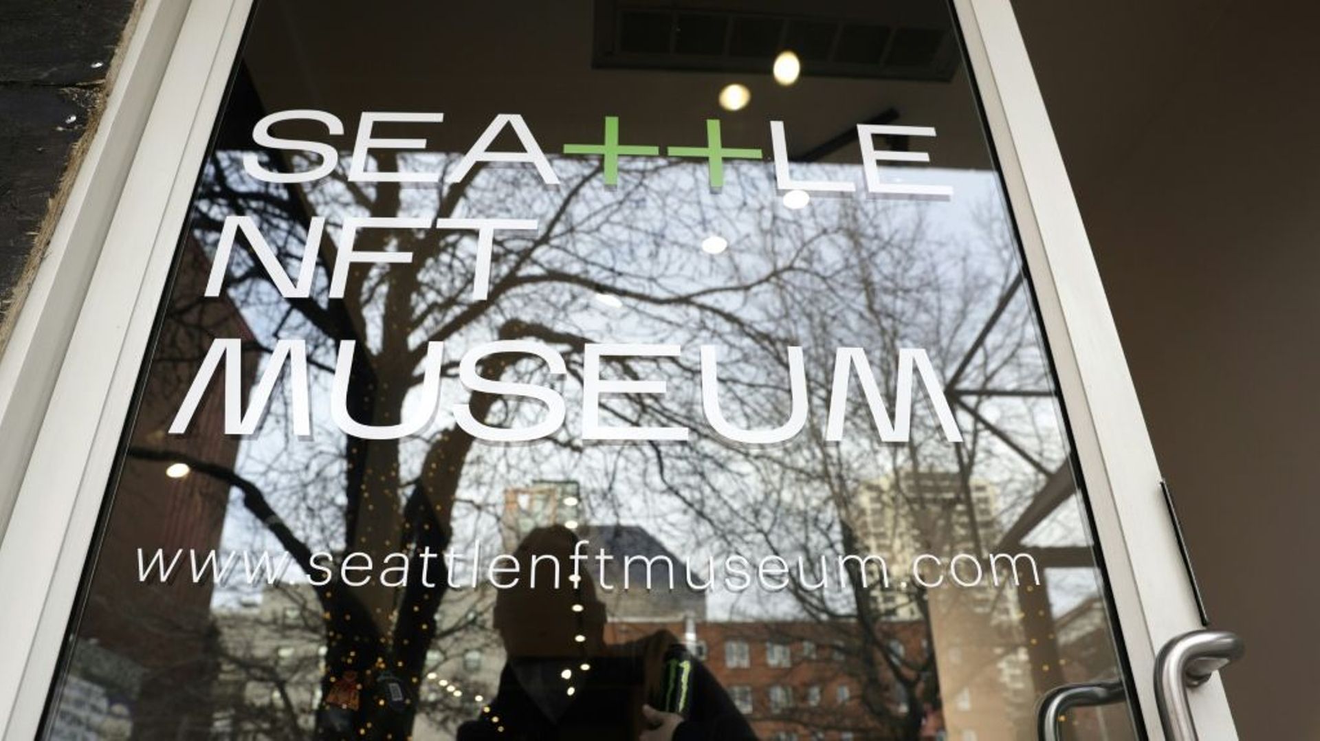 Reflets d'arbres à l'entrée du musée des NFT de Seattle le 29 janvier 2022