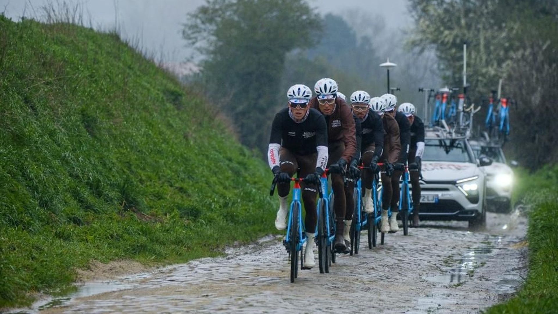 L’équipe AG2R a reconnu le parcours de Paris-Roubaix.