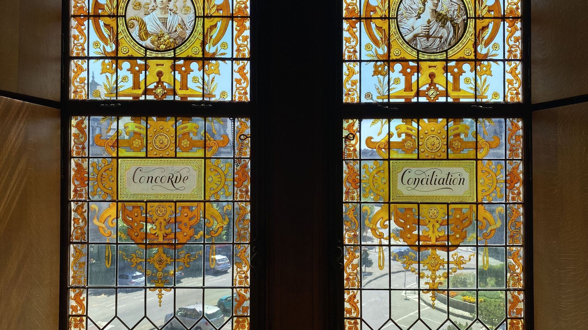 Les vitraux et les vertus dans la salle des mariages.