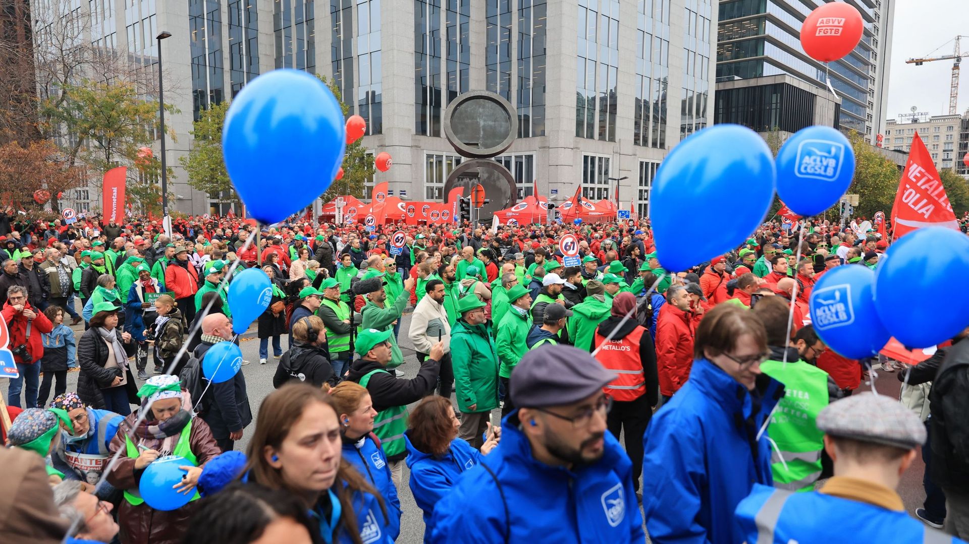 Manifestation nationale : "Nous savons que les choses peuvent être faites autrement" clament les syndicats en marge de la manifestation