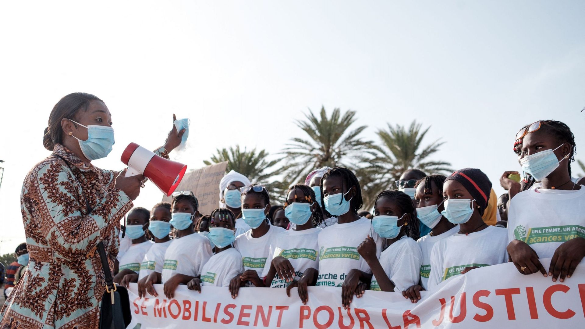 Khady Camara, présidente du groupe d’activistes environnementaux Vacances Verte, s’adresse à la foule lors d’une marche à Dakar le 29 octobre 2022, au Sénégal, en prévision de la COP27.